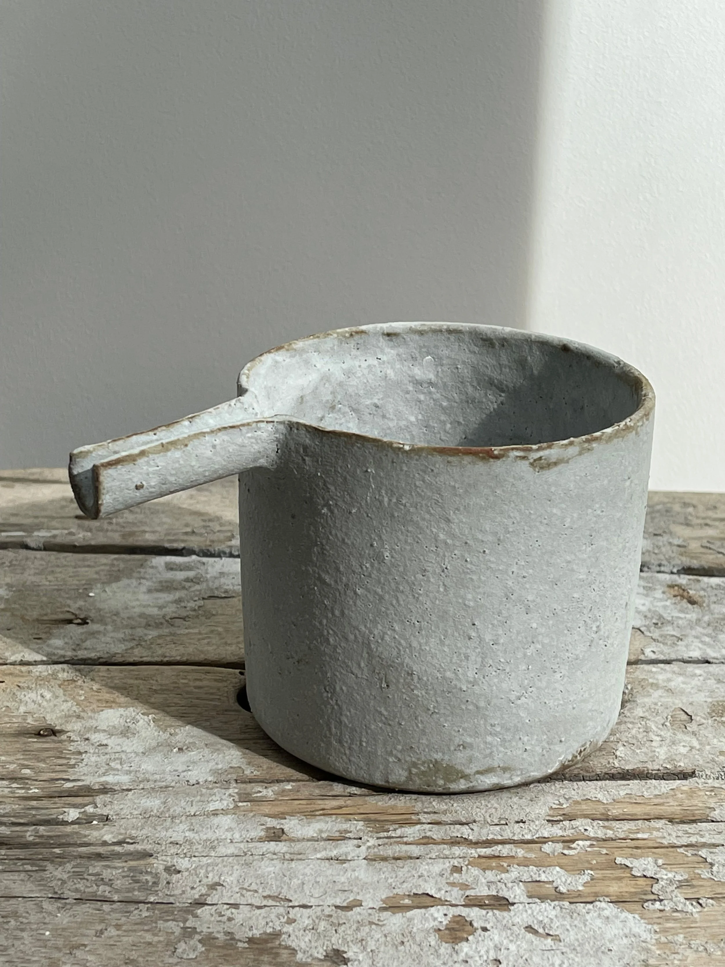 TropheeMacocotte-CraftGallery-Paris-JapaneseCeramics-Nobue-Ibaraki-MOffWhiteKatakuchi2_1.jpg