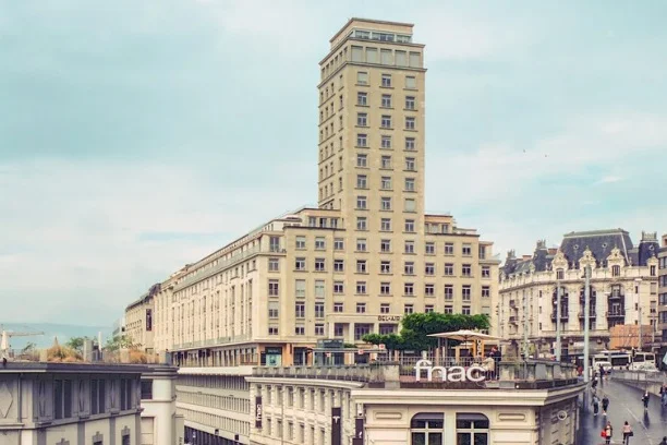 The Belair Tower next to the Flon is where the FELFELIANS meet & greet customers and do their thing.