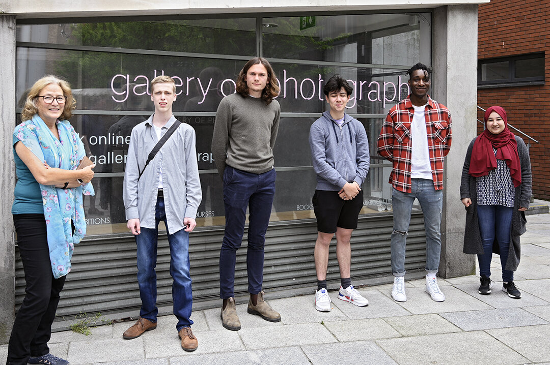  Winners of the Fótó na nÓg Young Photographers Awards 2021, receiving framed prints of the winning images at a special event at Gallery of Photography Ireland with Jury members Ali Buisir and Tobi Isaac-Irein with Tanya Kiang, Gallery Co-Director. 