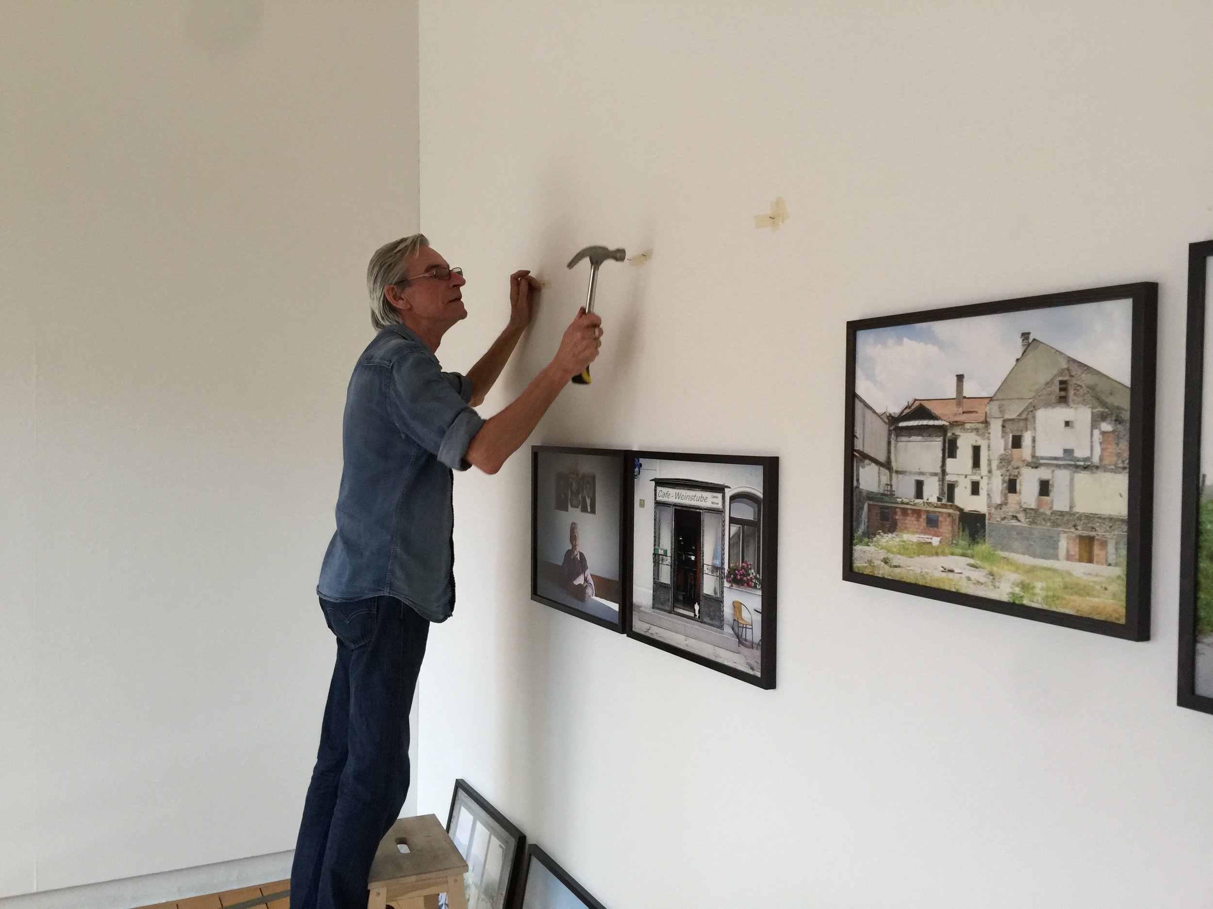  Pete Smyth installing “The Body Politic” exhibition 