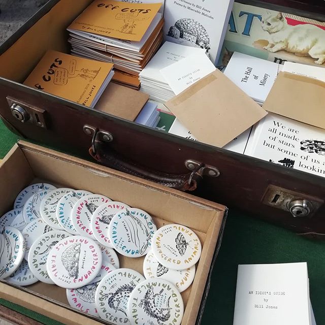 Oh the badges and books of Bill Jones, makes us so happy ❤️
.
Arty Brum in the sun, Stroud Dub Club providing the tunes, it's the place to chill and mooch ☀️
.
.
@sva__ @stroudfestival @billjonesillustration @sista_oona #dencity #artybrumbooty #artca