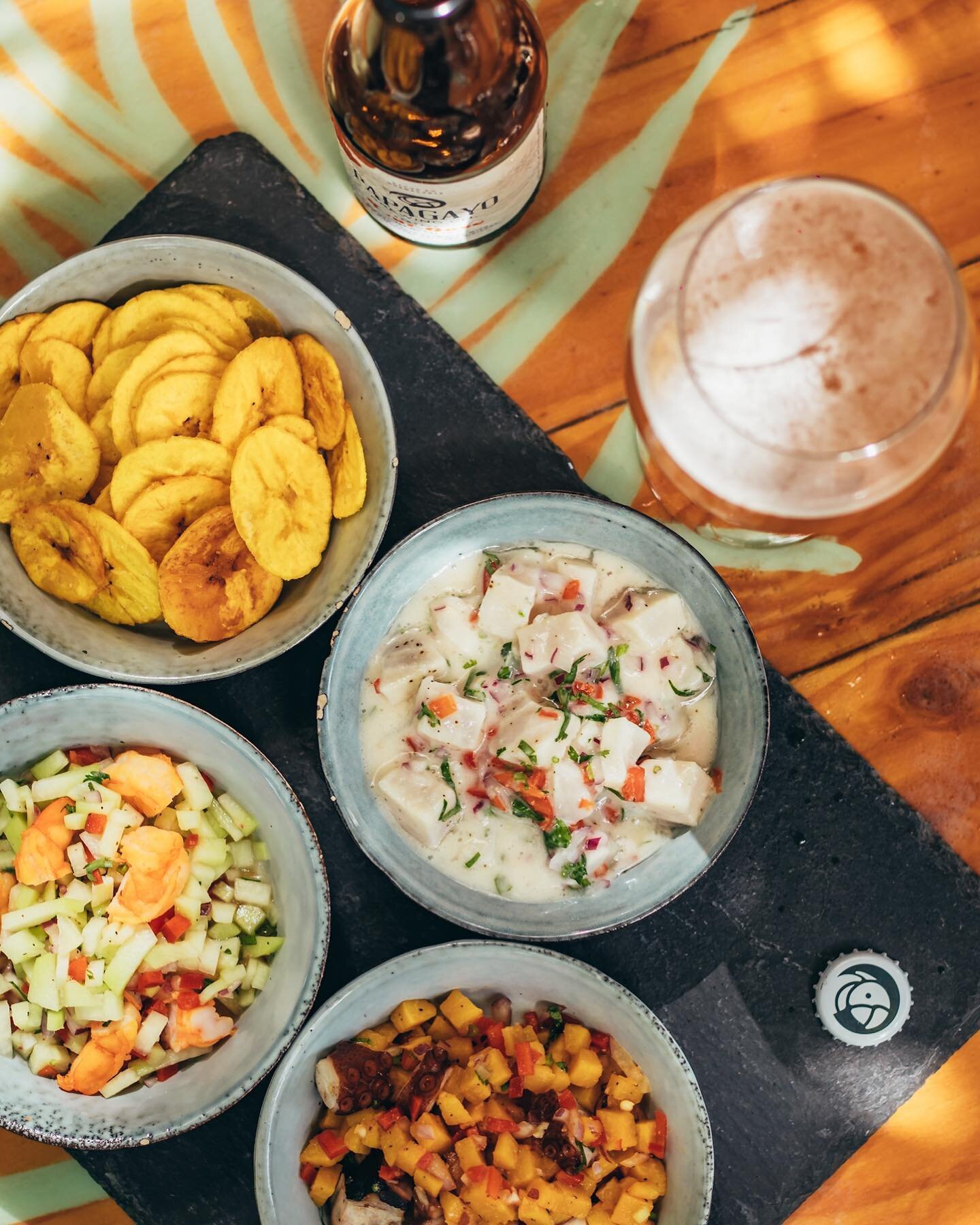 Our Sour Gose is an excellent pair with ceviche and other fresh local seafood dishes. Perfect for hot afternoons at the playa 🐟 🏝 🦐 🍺 🦜 
@picobistrotama @americalatente 

#papagayobrewing #craftbeer #costarica #cervezaartesanal #cerveza #birra #