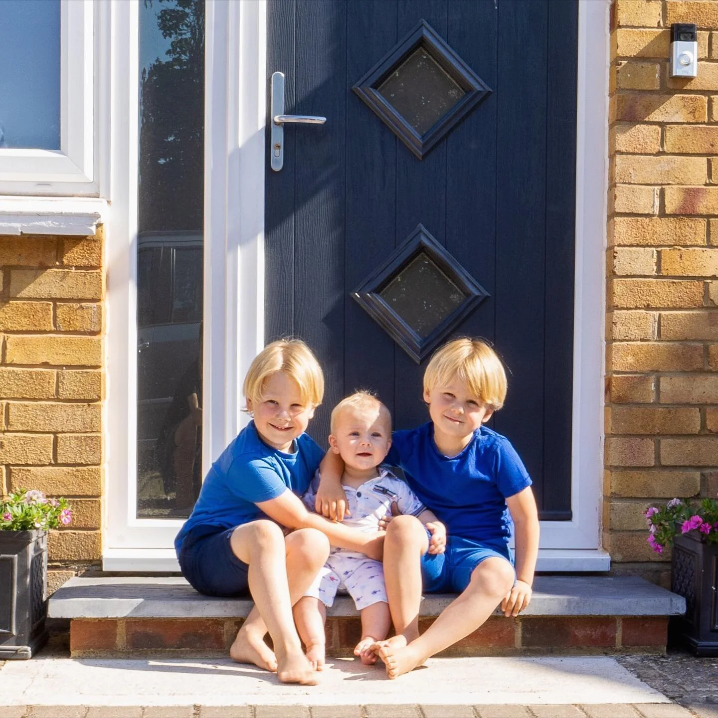 So nice to see these guys today, even if it was from a distance. 💙 #doorstepportraits #lockdownphotography