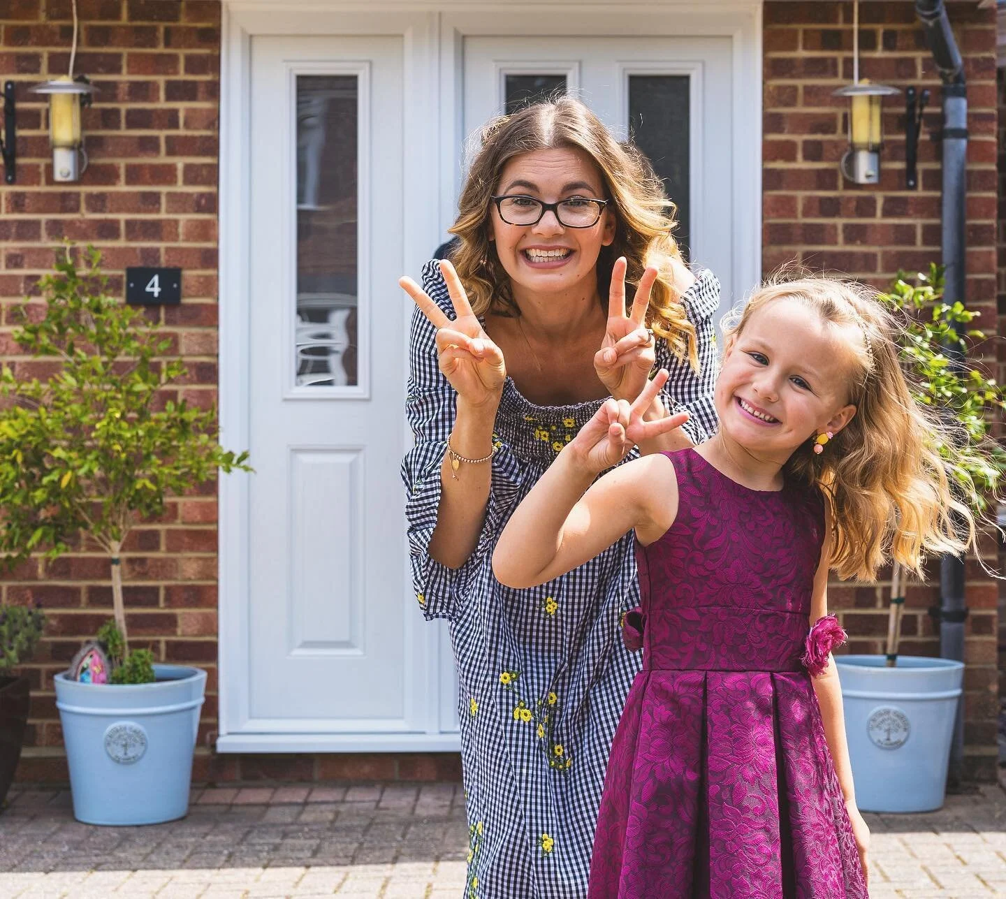 Happy Tuesday everyone ✌🏻 #frontdoorportraits #staysafe 
Available for front door portraits if anyone&rsquo;s interested.