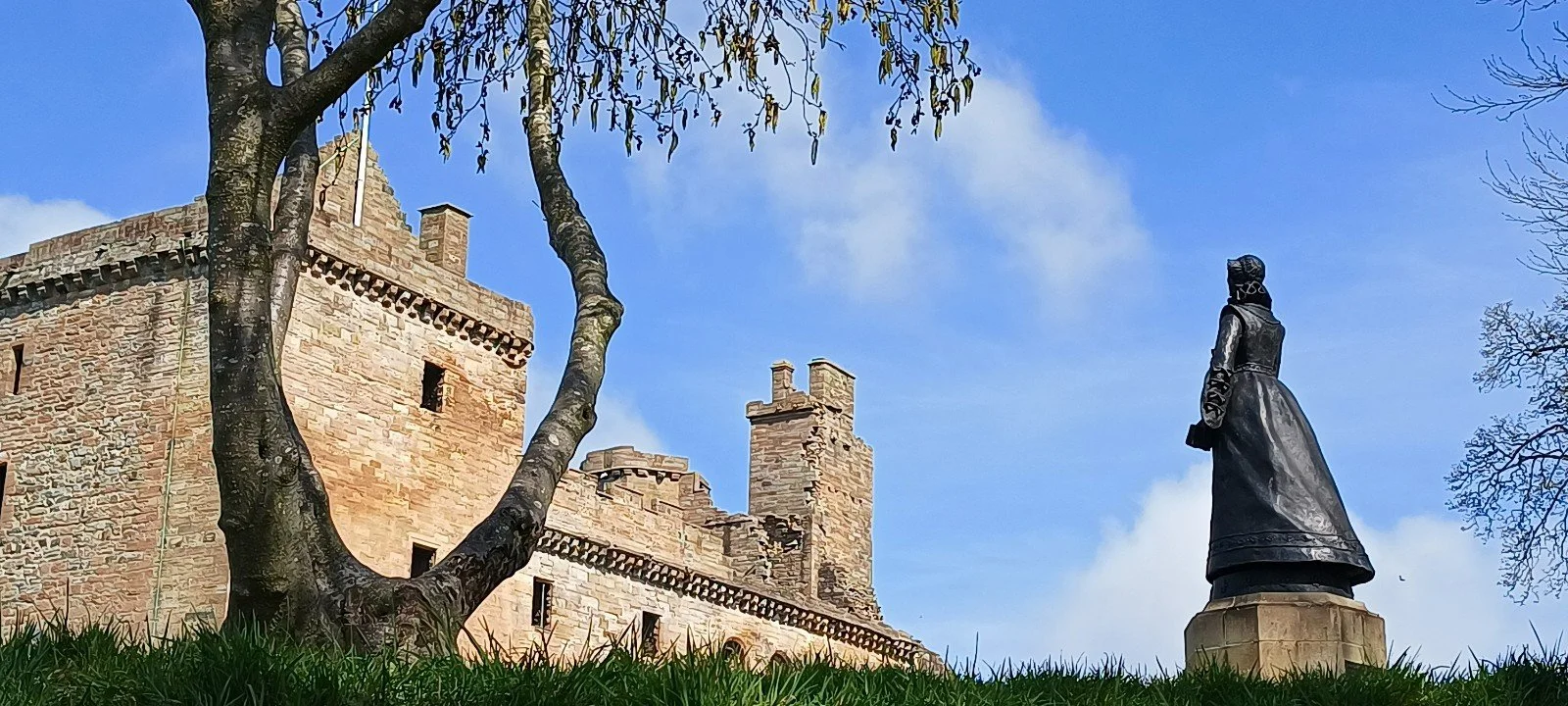 Mary Queen of Scots Statue overlooking Linlithgow Palace