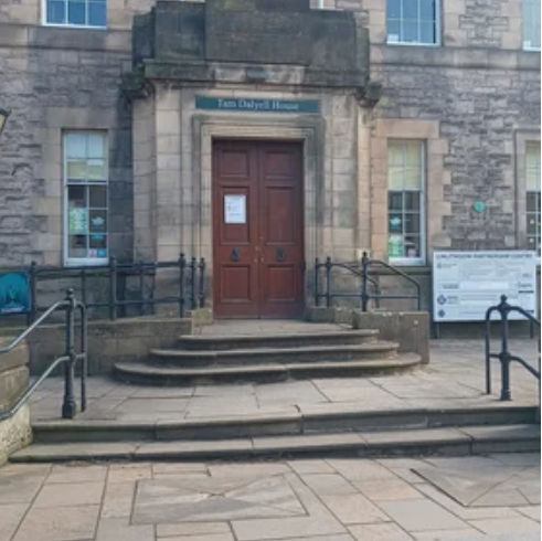 An image of the entrance into the Linlithgow Partnership Building and Linlithgow Museum