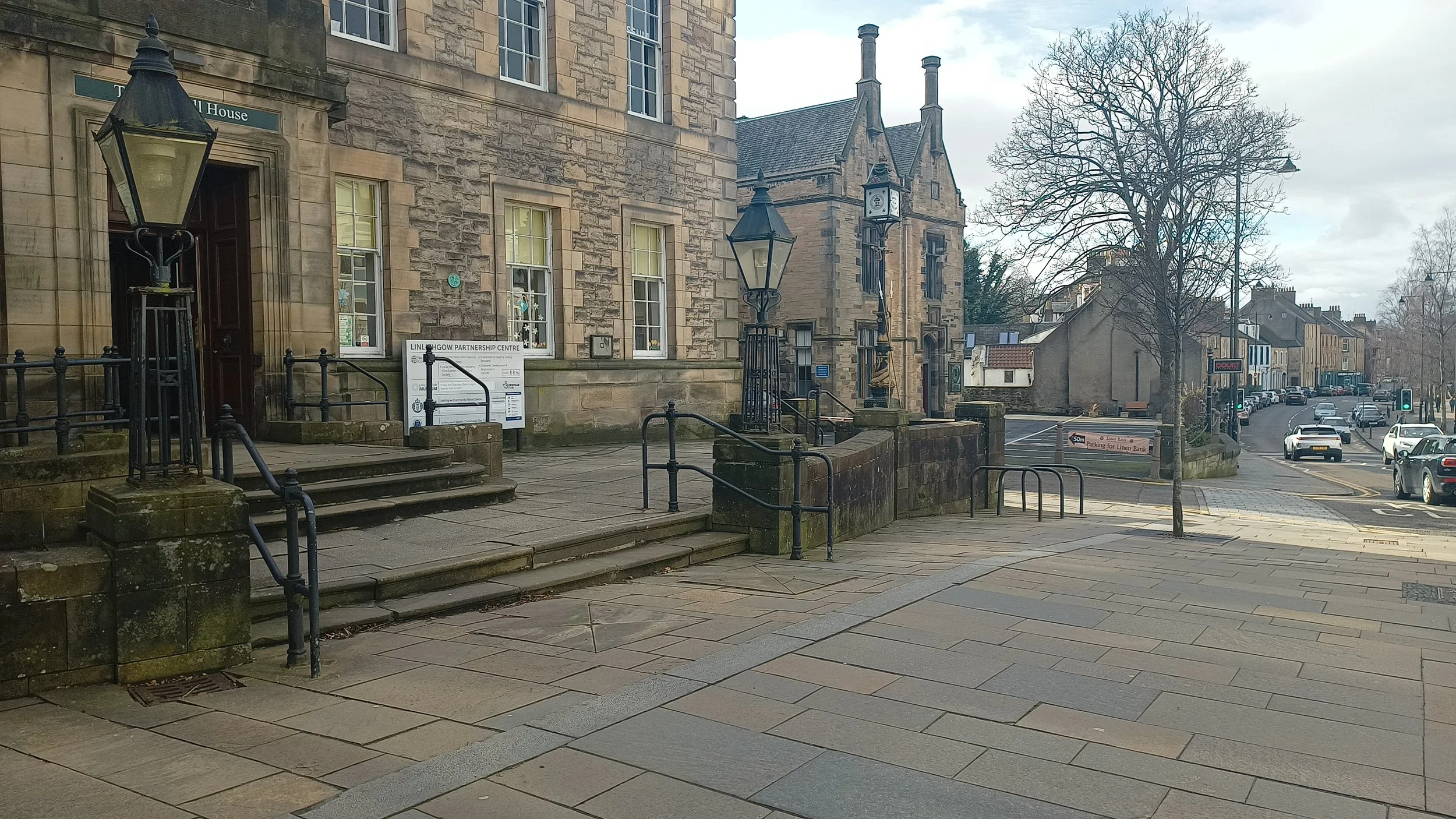 Front of building indicating steps into museum