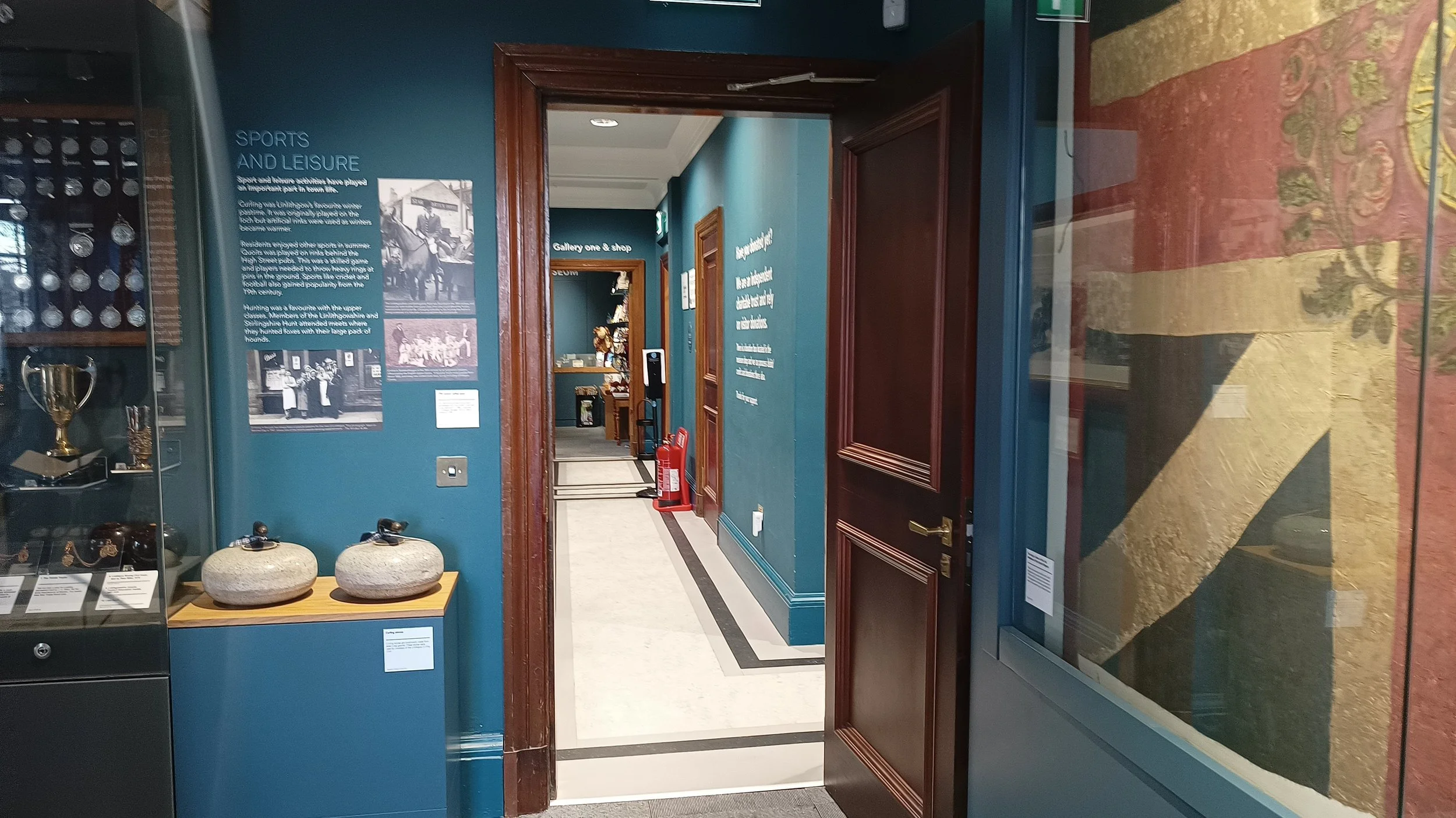 Image of the museum's entry and exit corridor