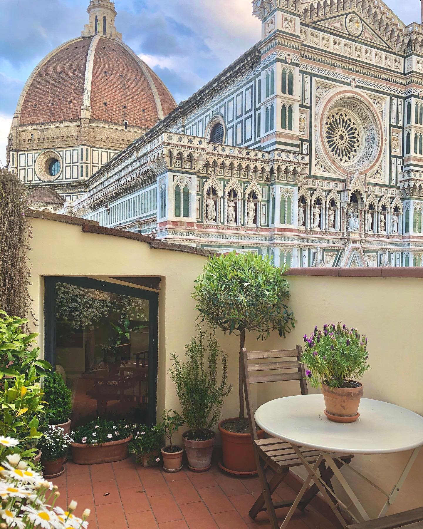 Soon there will be flowers. Soon we will bloom again!
Our beautiful Duomo @museofirenze reopens today after almost two months.
2021 keeps getting better and better 😊
