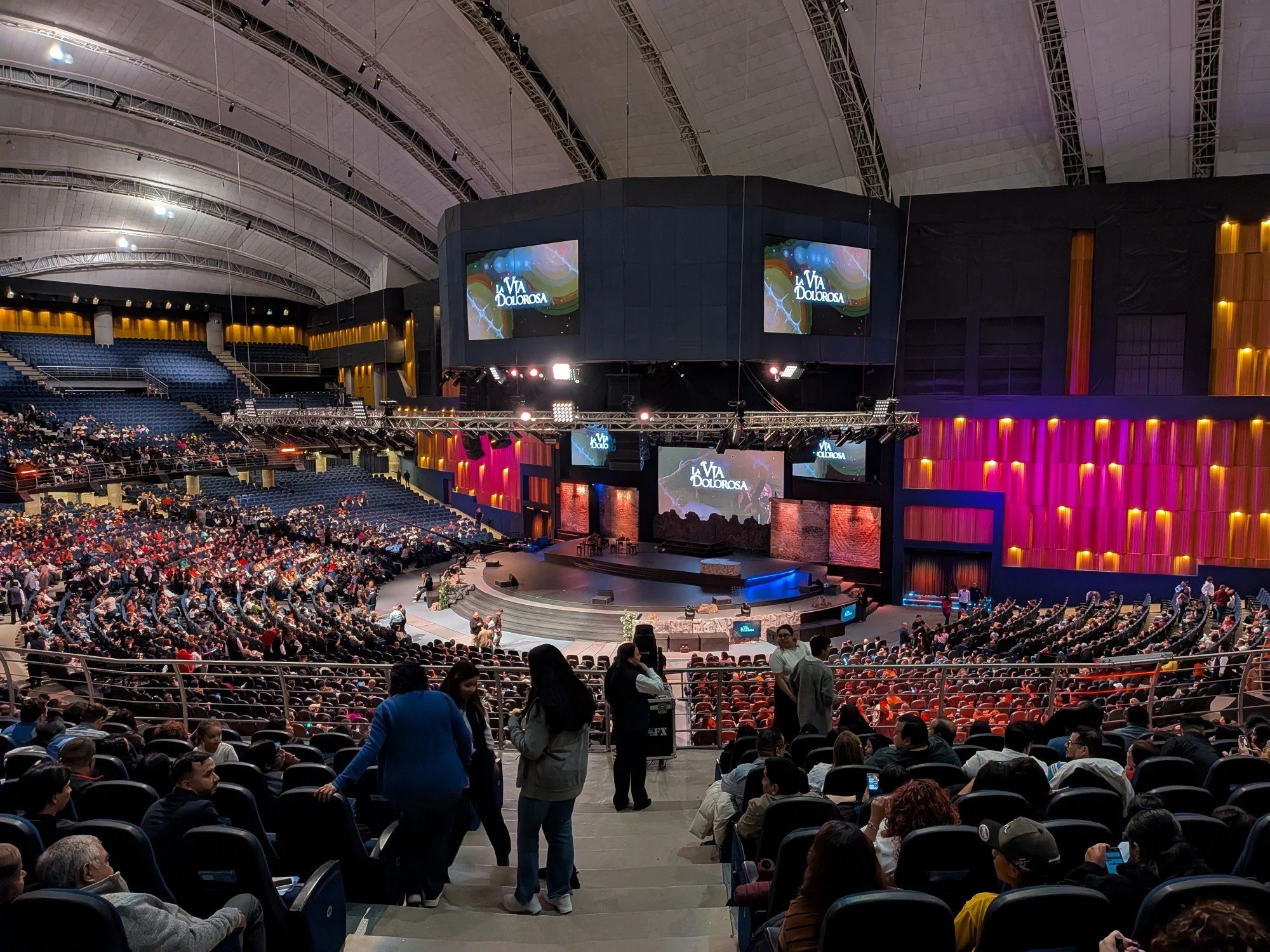 Happy Holy Week! We rented a chicken bus and brought 60 people to La Via Dolorosa, an impactful theatrical production of Jesus' life at a large church in Guatemala City. Our students and soccer players brought their families with them. 🥹❤️

There ar