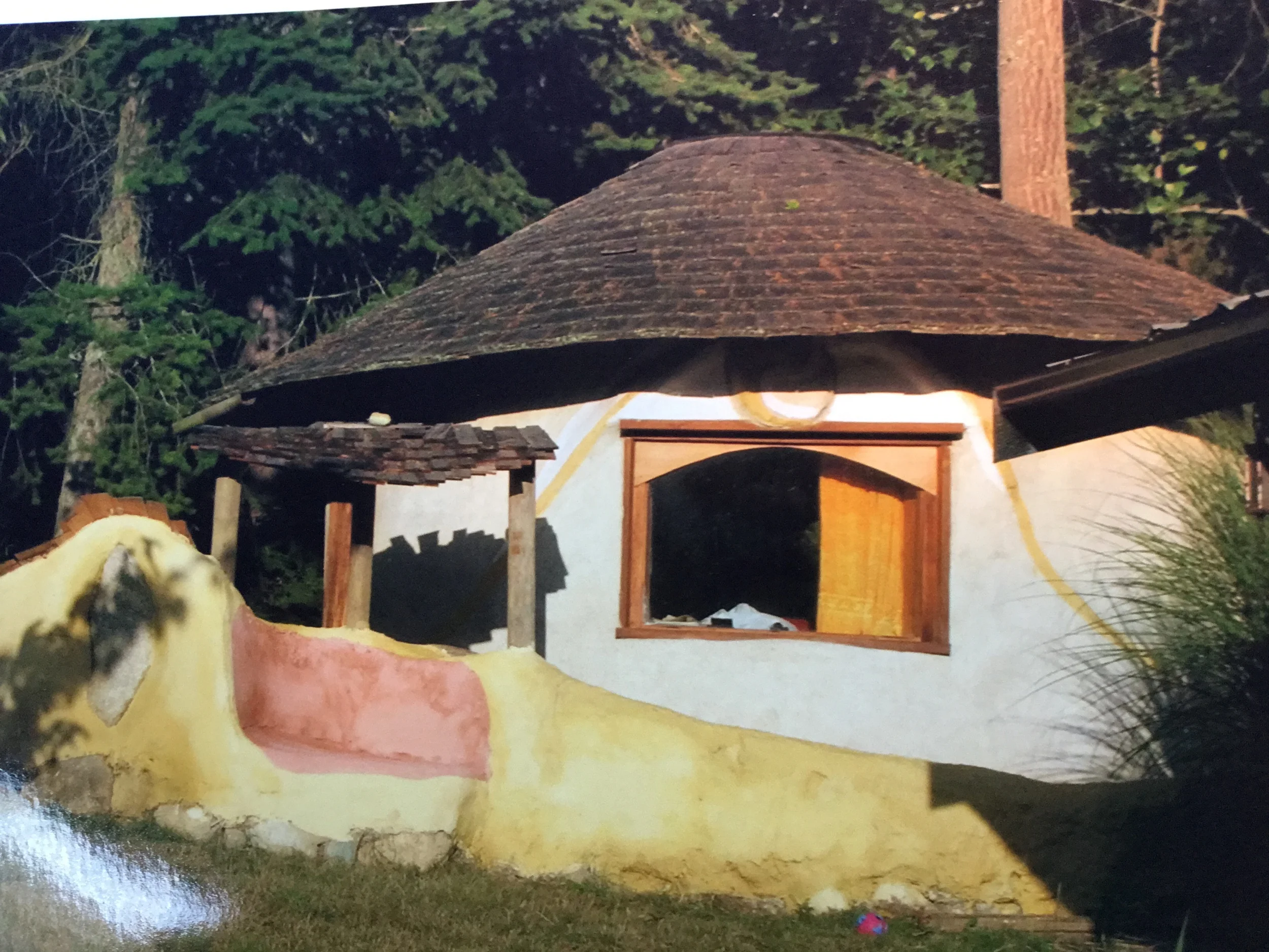 Load bearing straw bale. Earthen plaster inside and out, earthen floor. Built over a three month period in 2003. No cracks, no settling, no mold or mildew. Awesome!