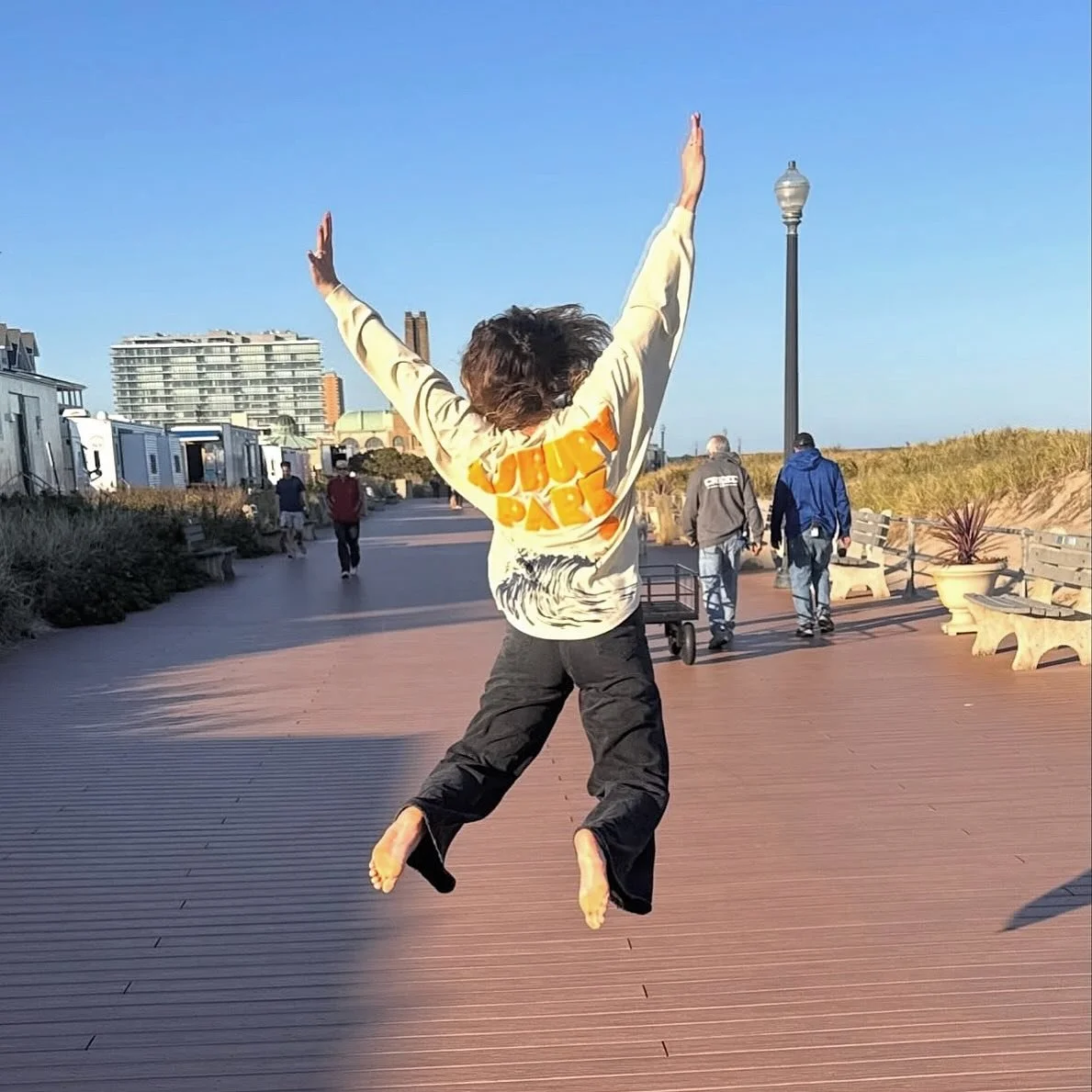 The incredible actress @erikahenningsen from @netflix The Four Seasons and my favorite broadway musical @meangirls in the @christurkswim AP Wave Long Sleeve 🌊💕