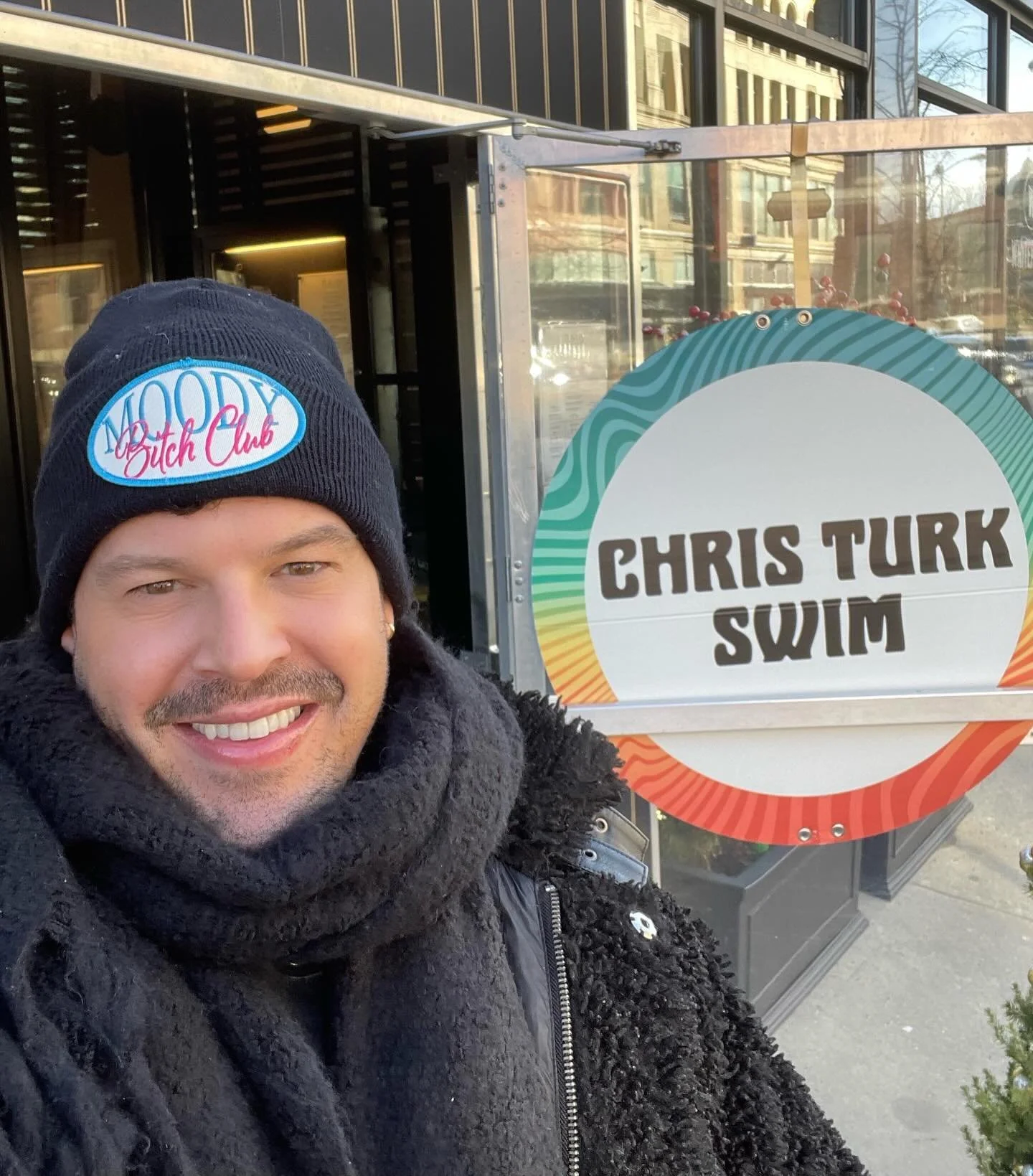 Come check out our holiday pop up at @flaviascucina with @wolfeandkronbooks and @sssaltyart 💚&hearts;️🎄🎅🏻🤶🏼❄️