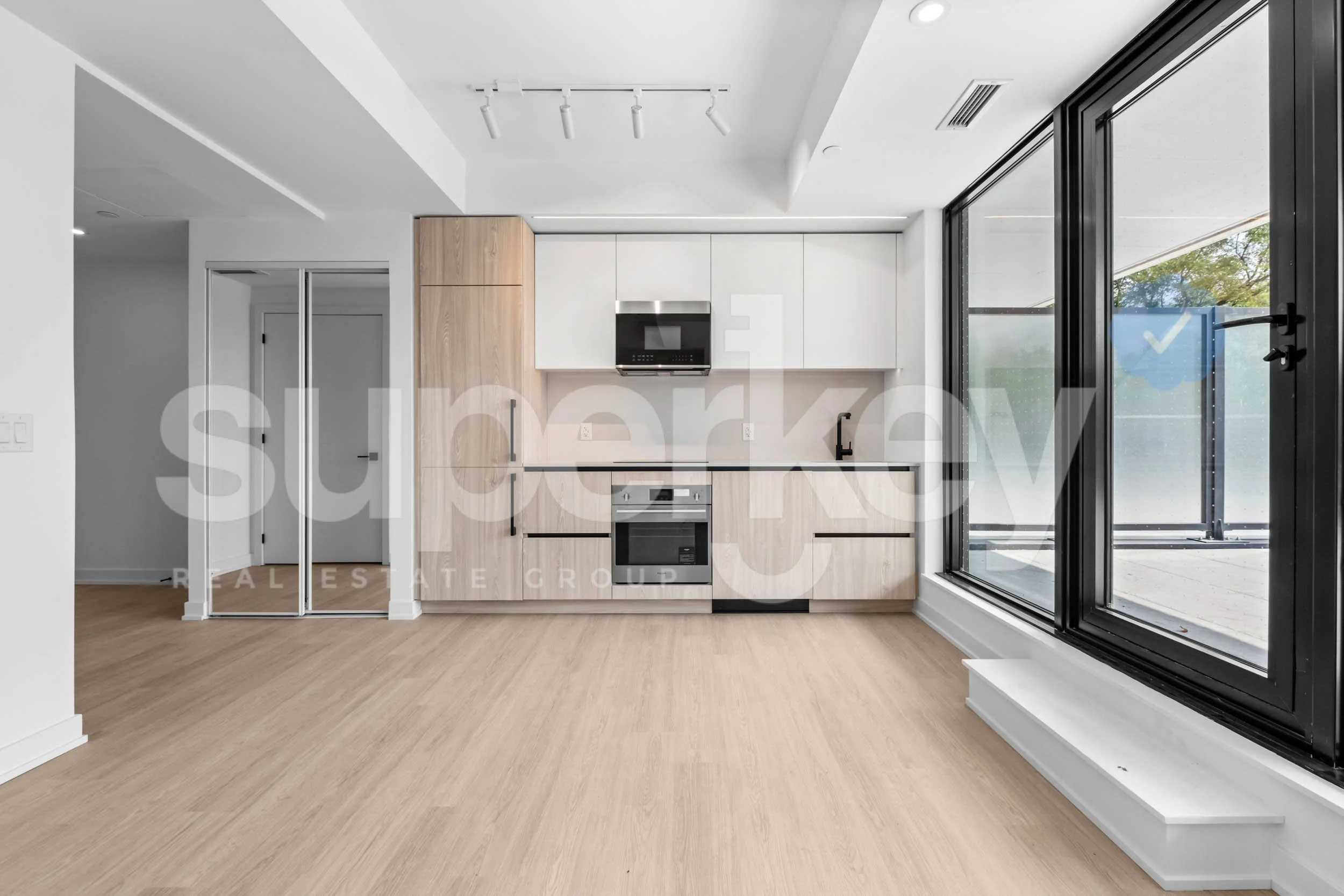 208-699 Sheppard Ave E, Toronto 018.jpg