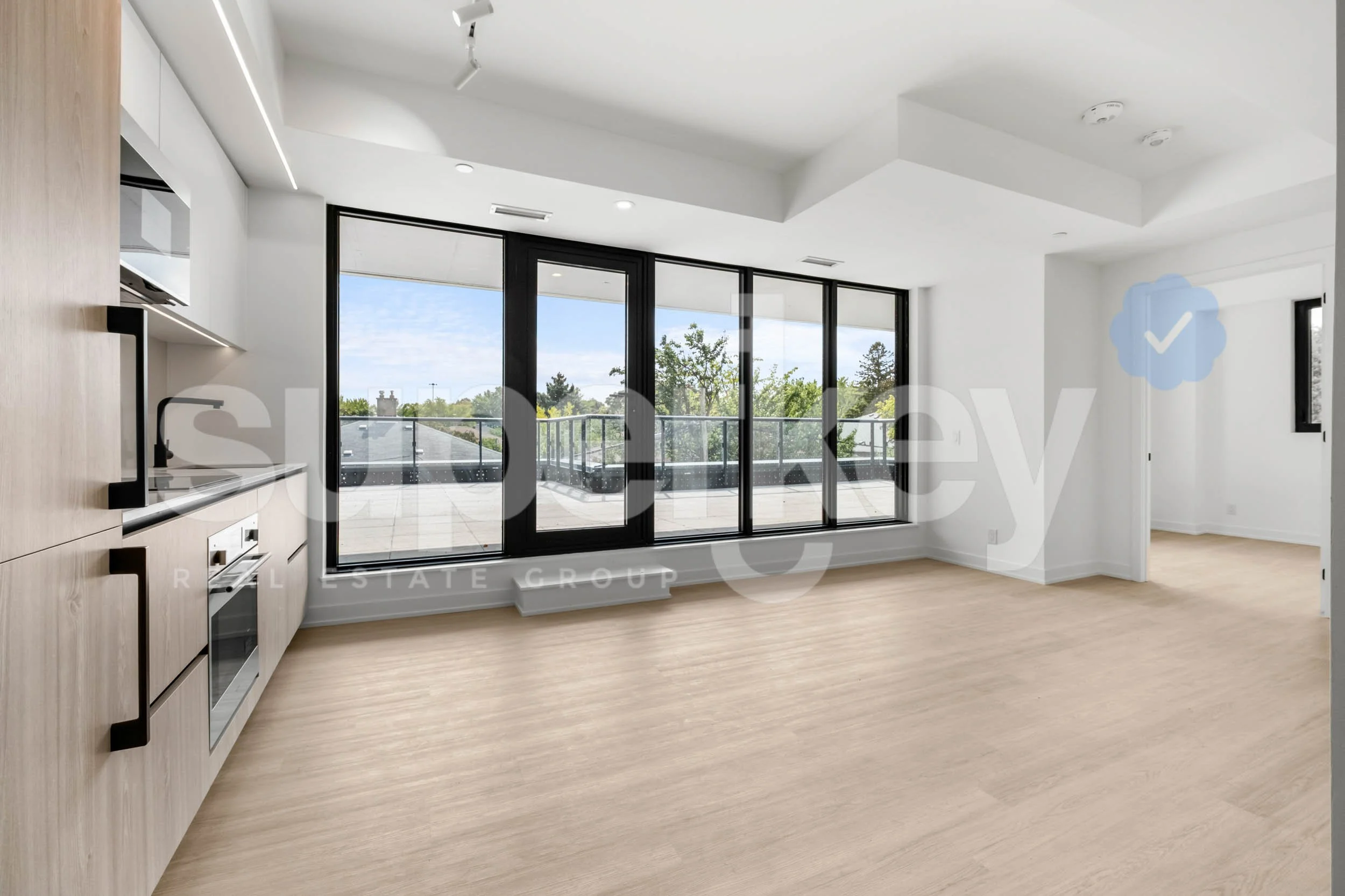 208-699 Sheppard Ave E, Toronto 011.jpg