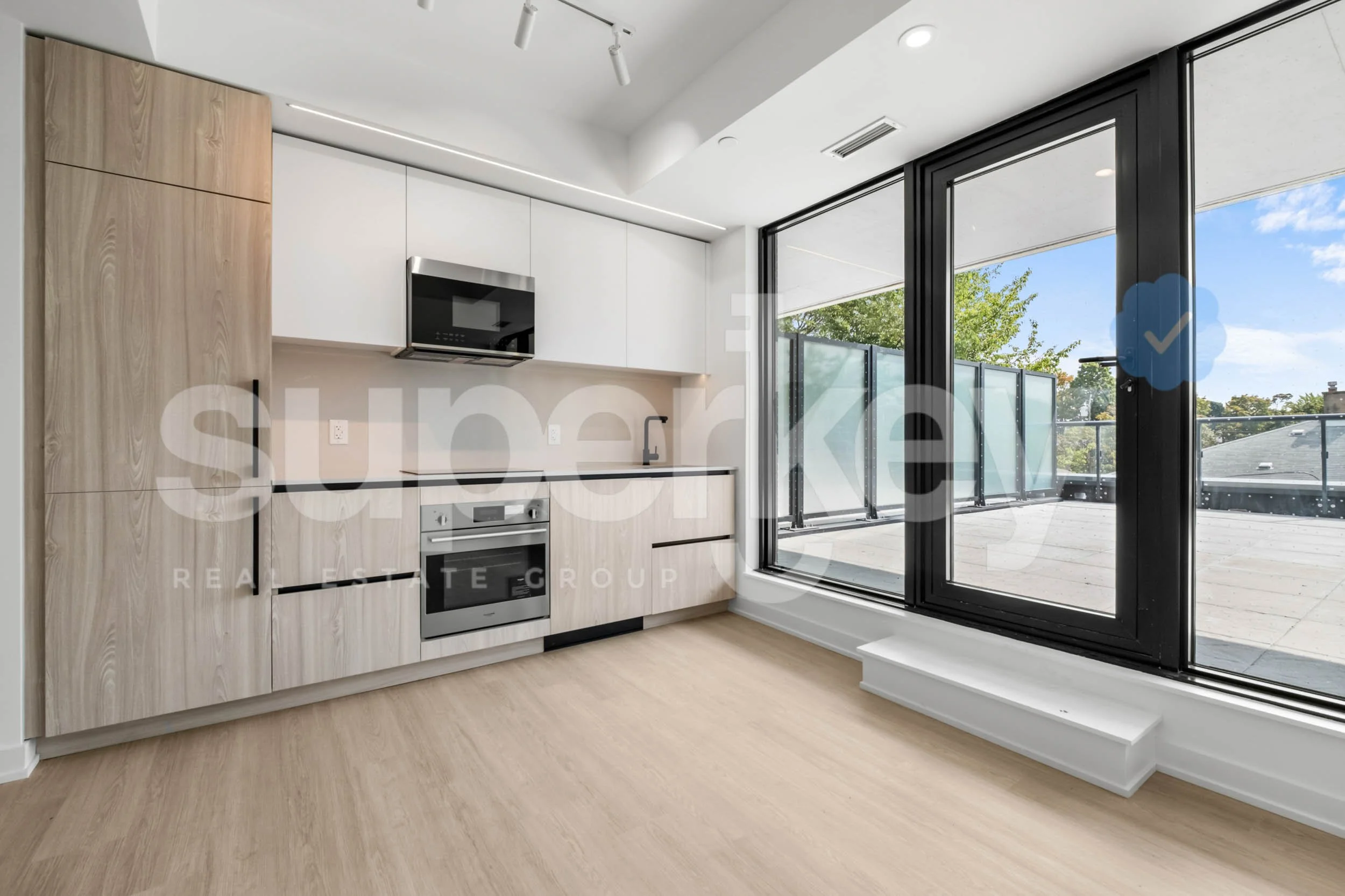 208-699 Sheppard Ave E, Toronto 017.jpg