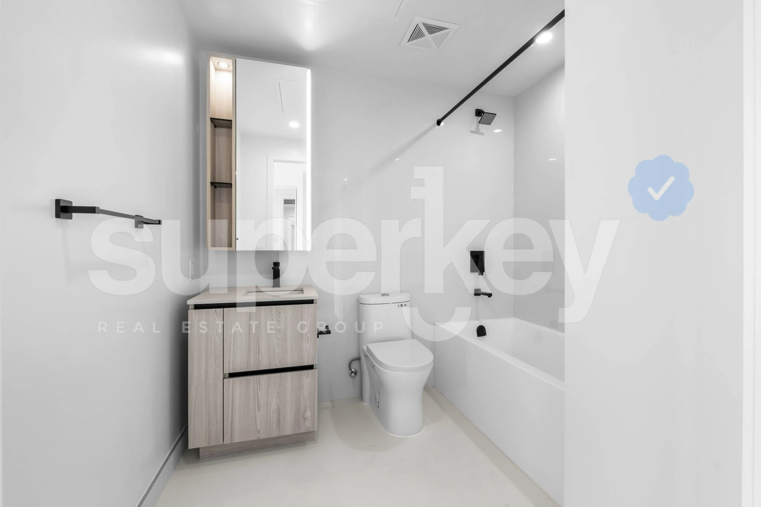 208-699 Sheppard Ave E, Toronto 036.jpg
