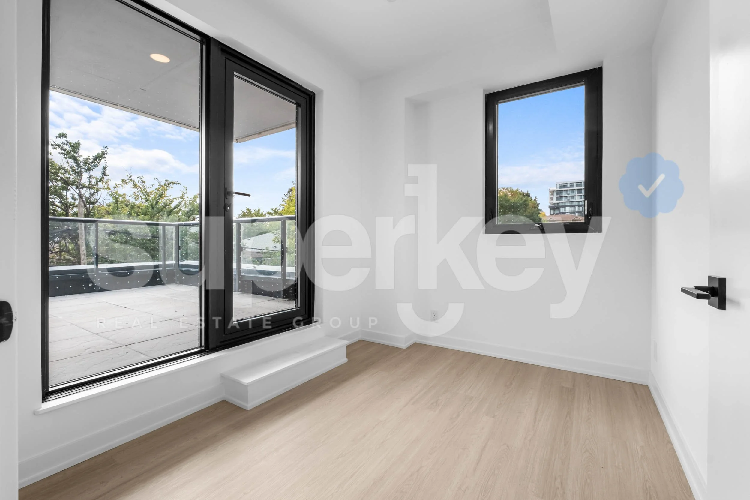 208-699 Sheppard Ave E, Toronto 034.jpg