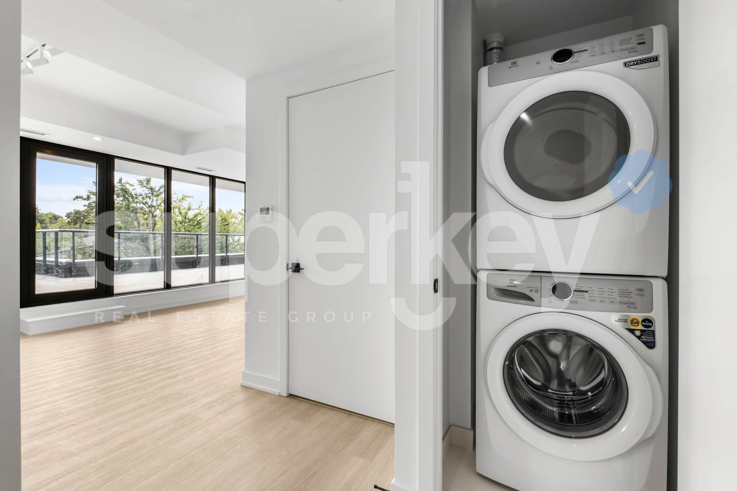 208-699 Sheppard Ave E, Toronto 037.jpg