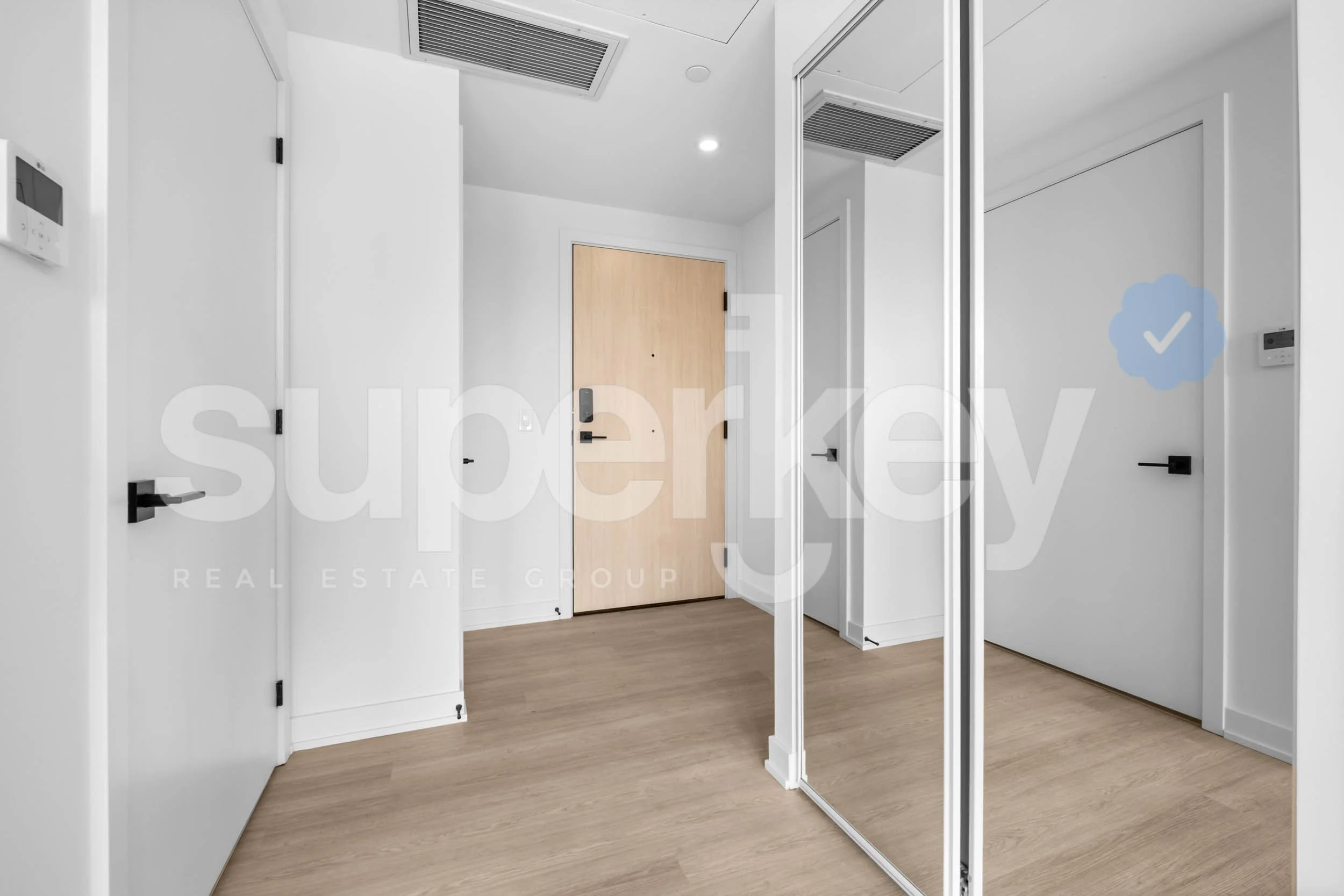 208-699 Sheppard Ave E, Toronto 008.jpg