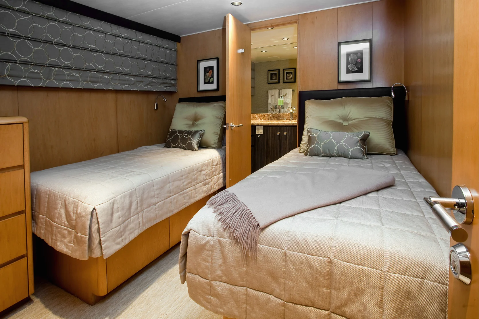 Karen-Lynn-Interior-Design-Yacht-Doubledown_25.jpg