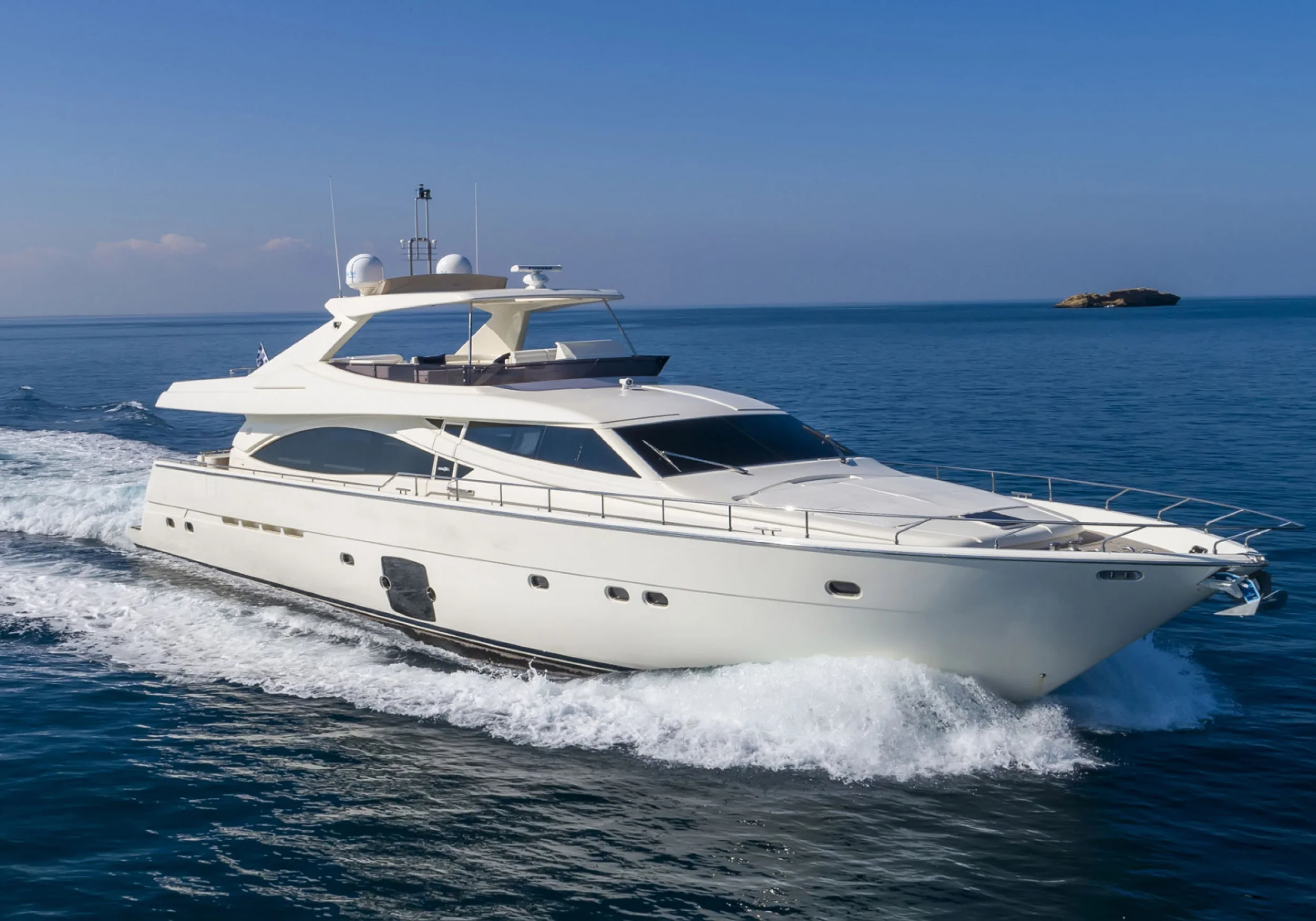 Karen-Lynn-Interior-Design-Yacht-MarineMax-Ferretti83-1.jpg