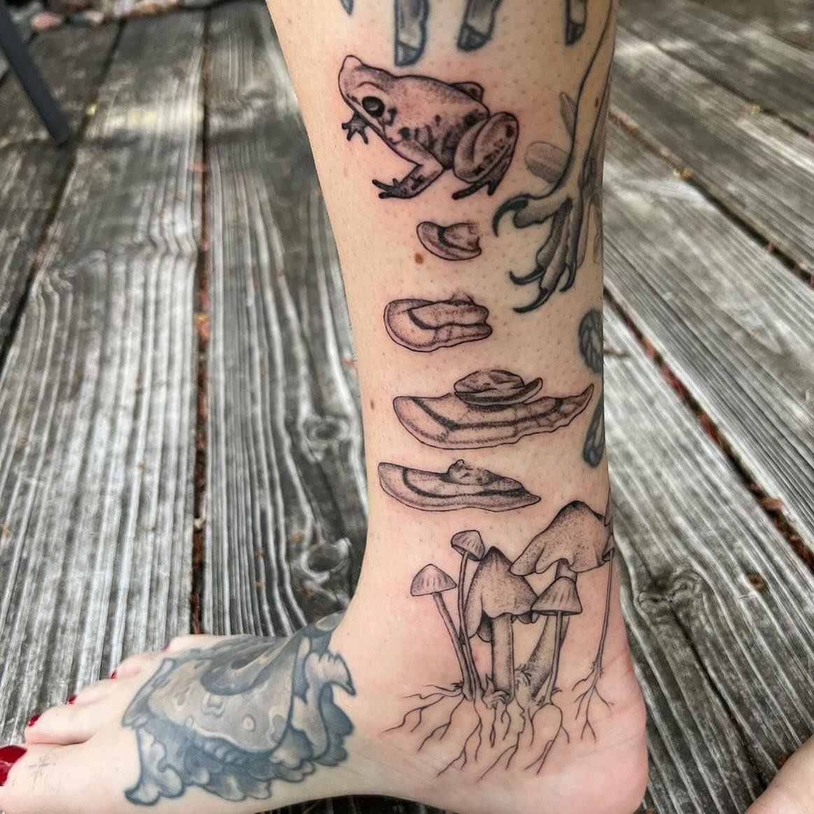 @primalreflections makin herself look even cuter 💕

#ashevilletattoo #ashevilletattooers #downtownasheville #downtownashevilletattoo #blackandgreytattoo #mushroomtattoo #mushroomtattoos #ashevilleart #mushroomart #fungustattoo