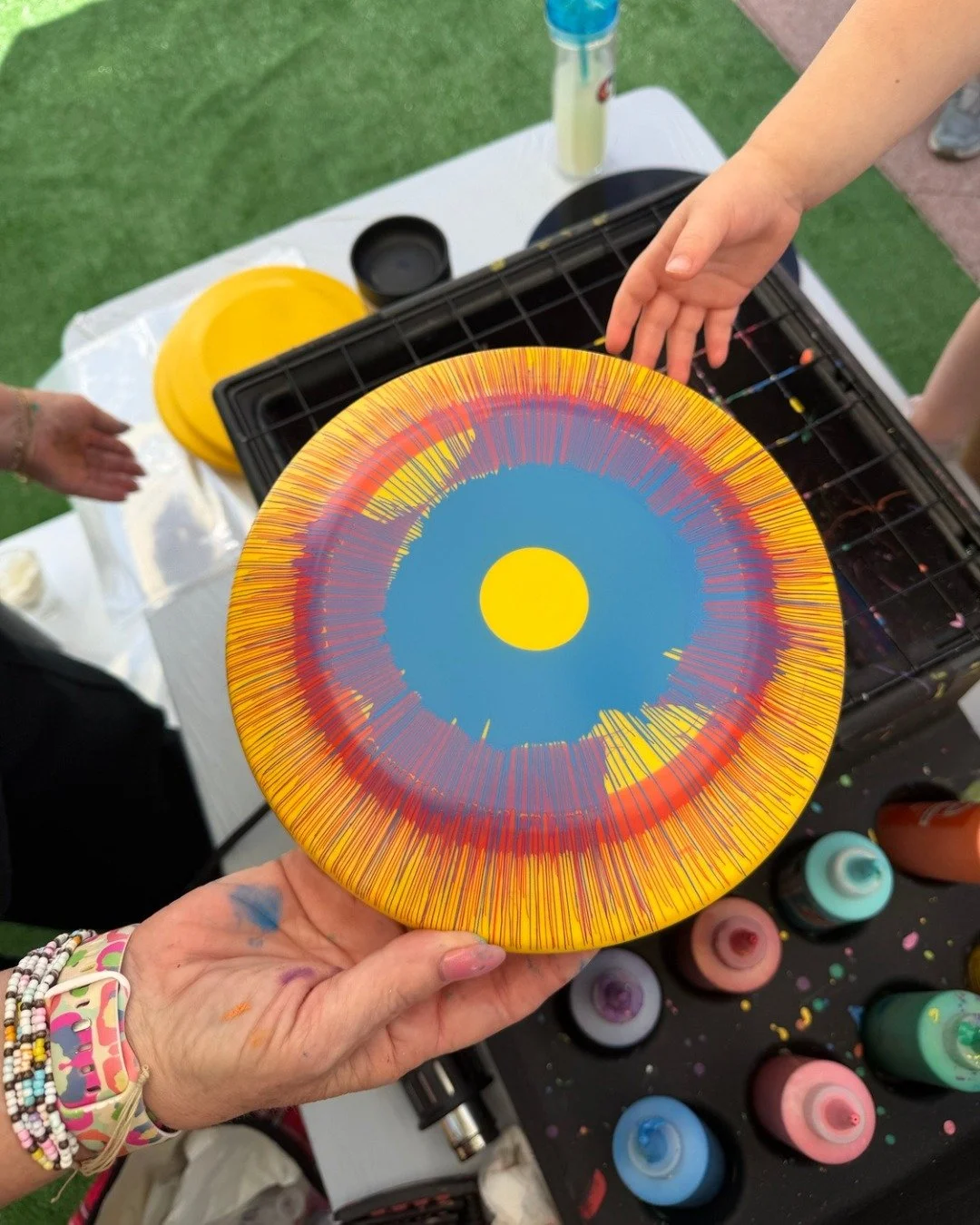 Not just fun&hellip; it&rsquo;s a full-on experience 🎨✨ Our Spin Art Flying Discs turn your event into a creative playground&mdash;where guests design their own colorful masterpiece and take it home. It&rsquo;s interactive, eye-catching, and perfect
