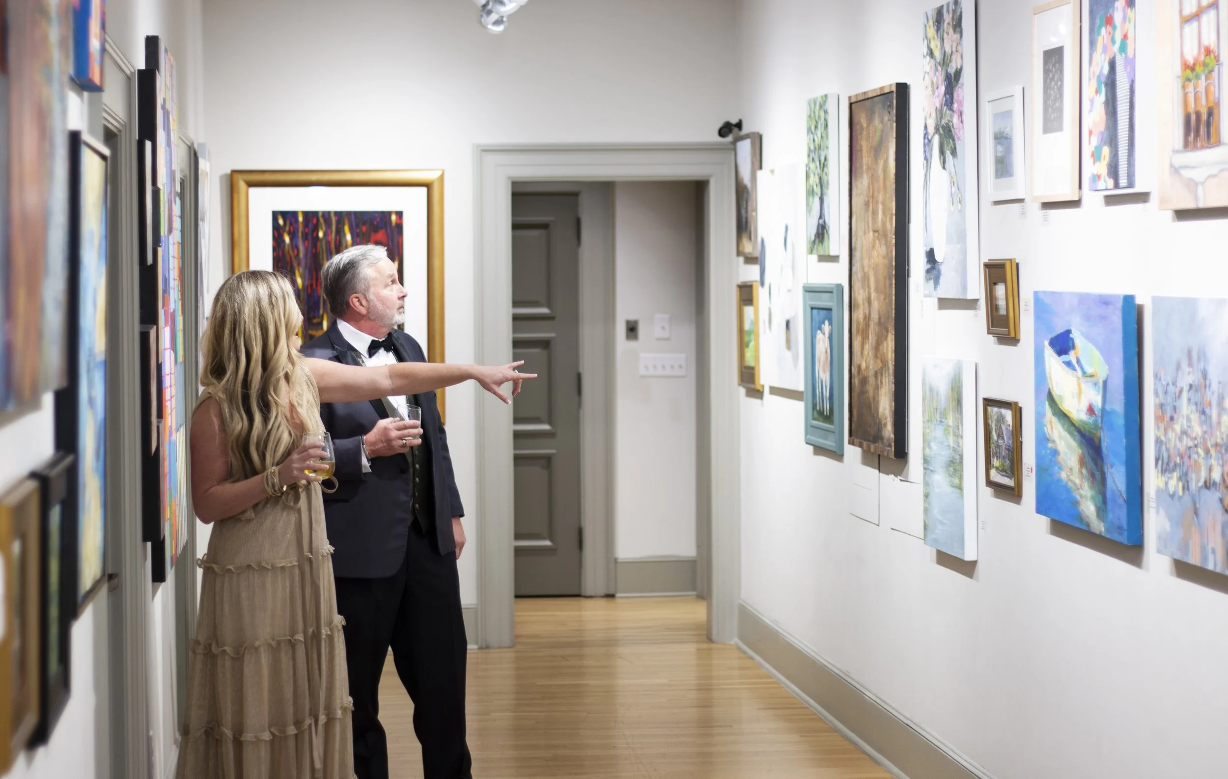 Photography captured at Quinlan Visual Arts Centers 45th Annual Gala Auction event by Justin Johnson of Ingeniusart.