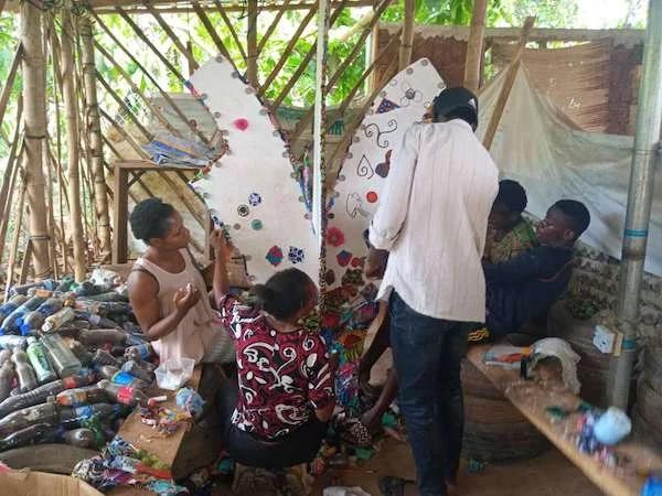 Imafon students at work on Dove.