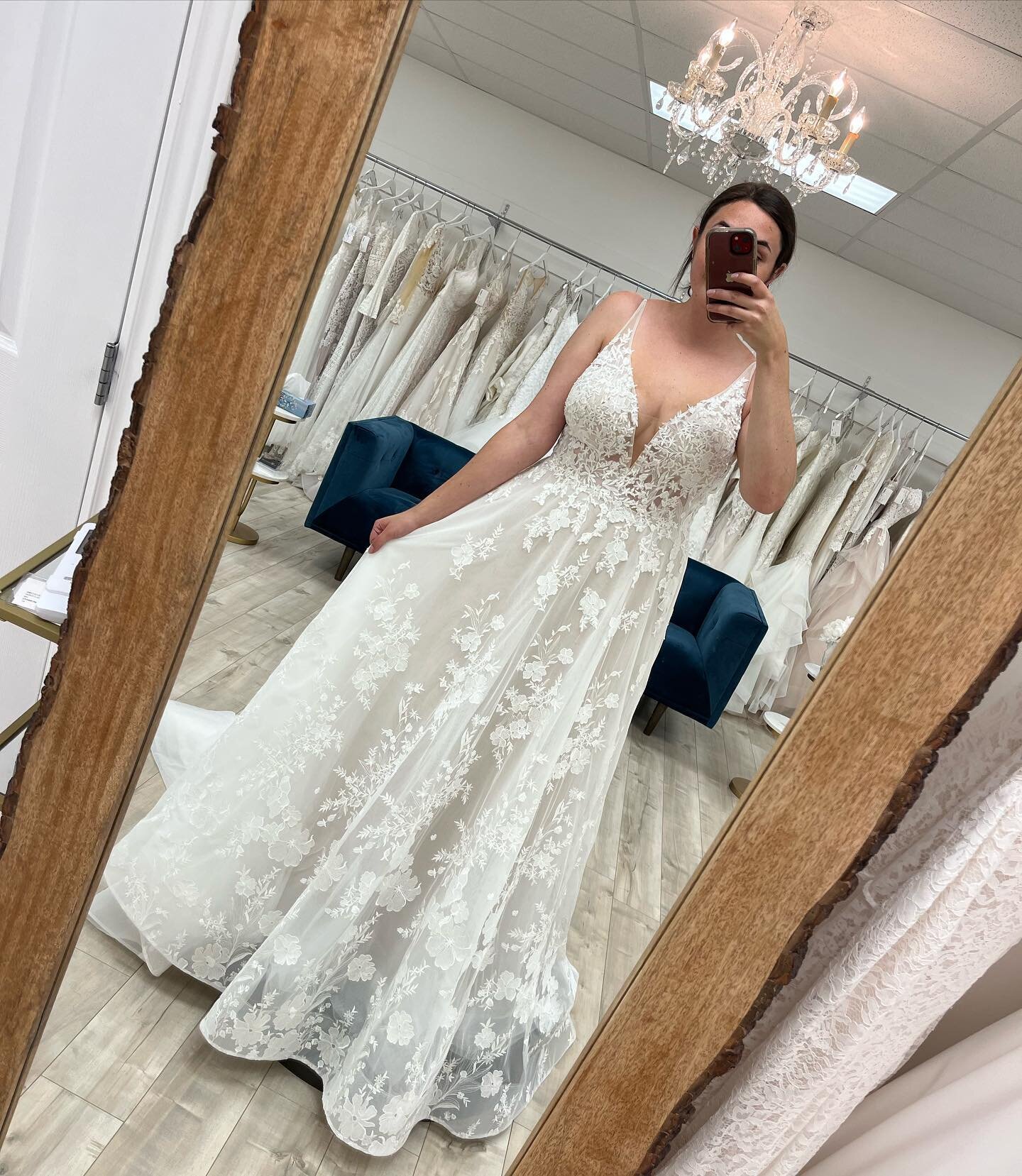 Hello Saturday 😍 

How pretty is this little number, and the model 🤩 Meet Jill- you will see her gorgous smile when you come to see us in the bridal suite 😘
We love this dress because it basically feels like a cloud on ☁️ 
.
.
#theweddinglark #twl