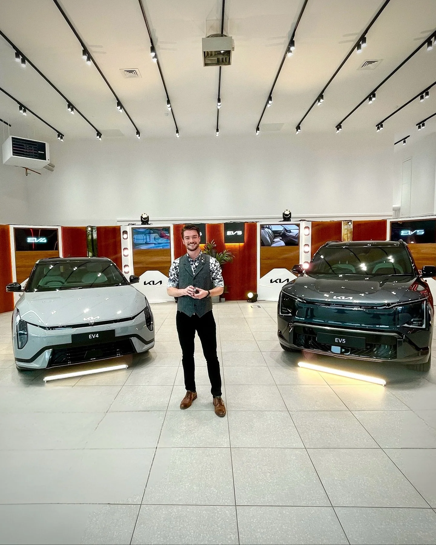 Big thanks to @flear_thomson @kiauk for having me come entertain their clients at their Stirling branch today for the launch event for the EV4 &amp; EV5. 🚘

I had a lot of fun entertaining clients while they wait for the big unveiling and beyond; ad
