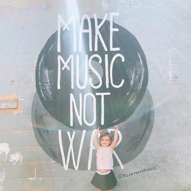 Thoughts for your weekend, straight from Music City. ✌🏼MAKE MUSIC NOT WAR ✌🏼
⠀⠀⠀⠀⠀⠀⠀⠀⠀
You could take this mural in so many directions but I love it because music (and laughter) is truly the universal language. I see it as an encouragement to spend