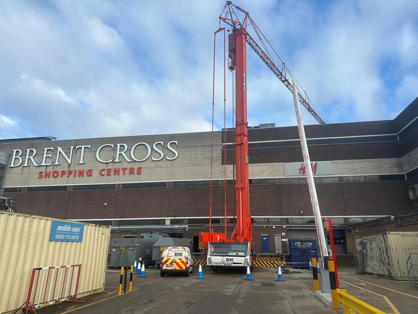 An early 06.00am start on site for team BCHC this Sunday morning..With work being carried out across the midlands today we also travelled down south to carry out this contract lift at the famous Brent Cross Shopping centre for another valued client. 