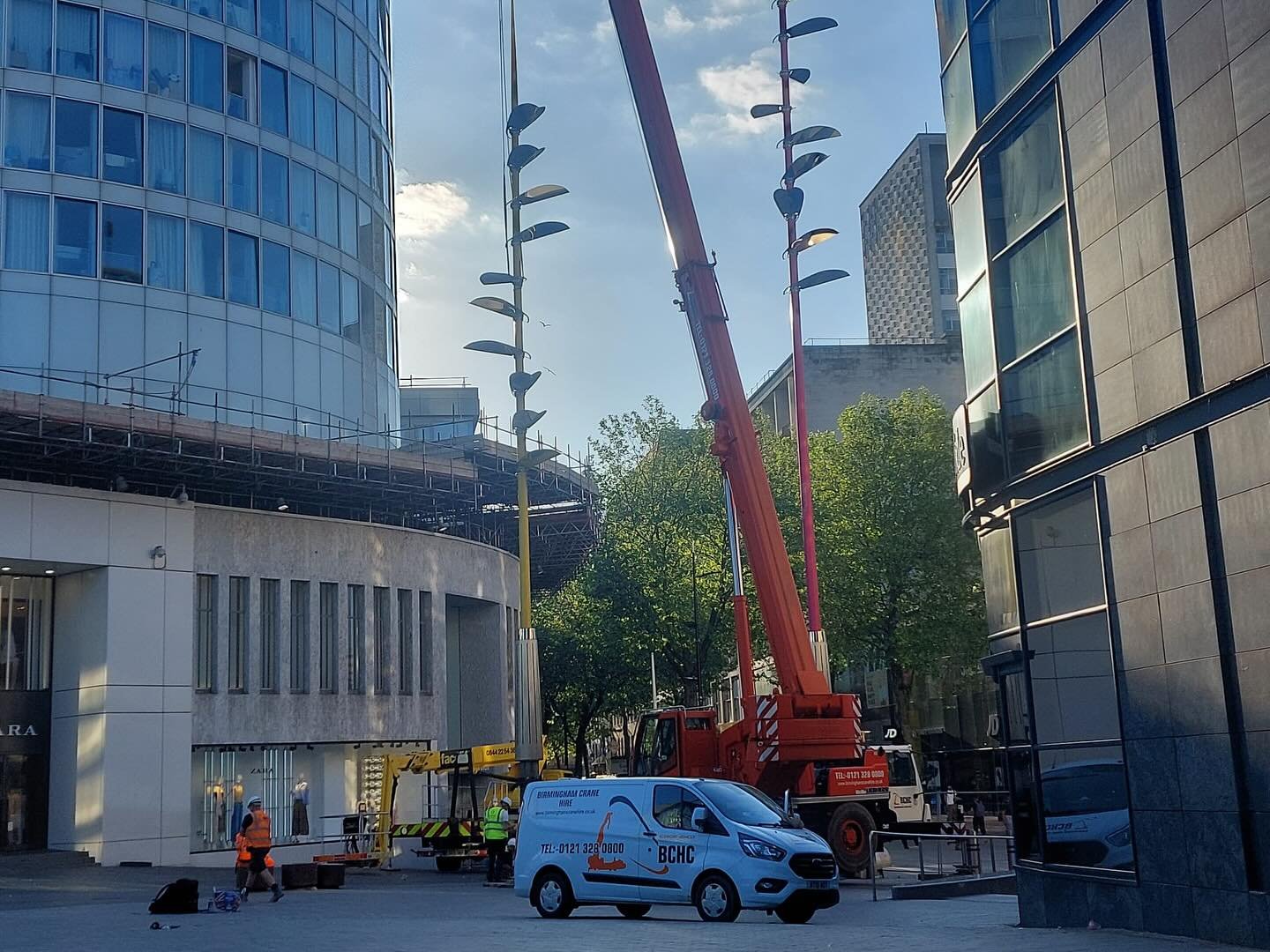 Birmingham on a beautiful sunny Sunday evening. 
The BCHC lift team carrying out another professional contract lift under the watchful eye of Birmingham&rsquo;s own iconic bull 🐂 #birmingham #bchc #contractlift #engineering #cranehire