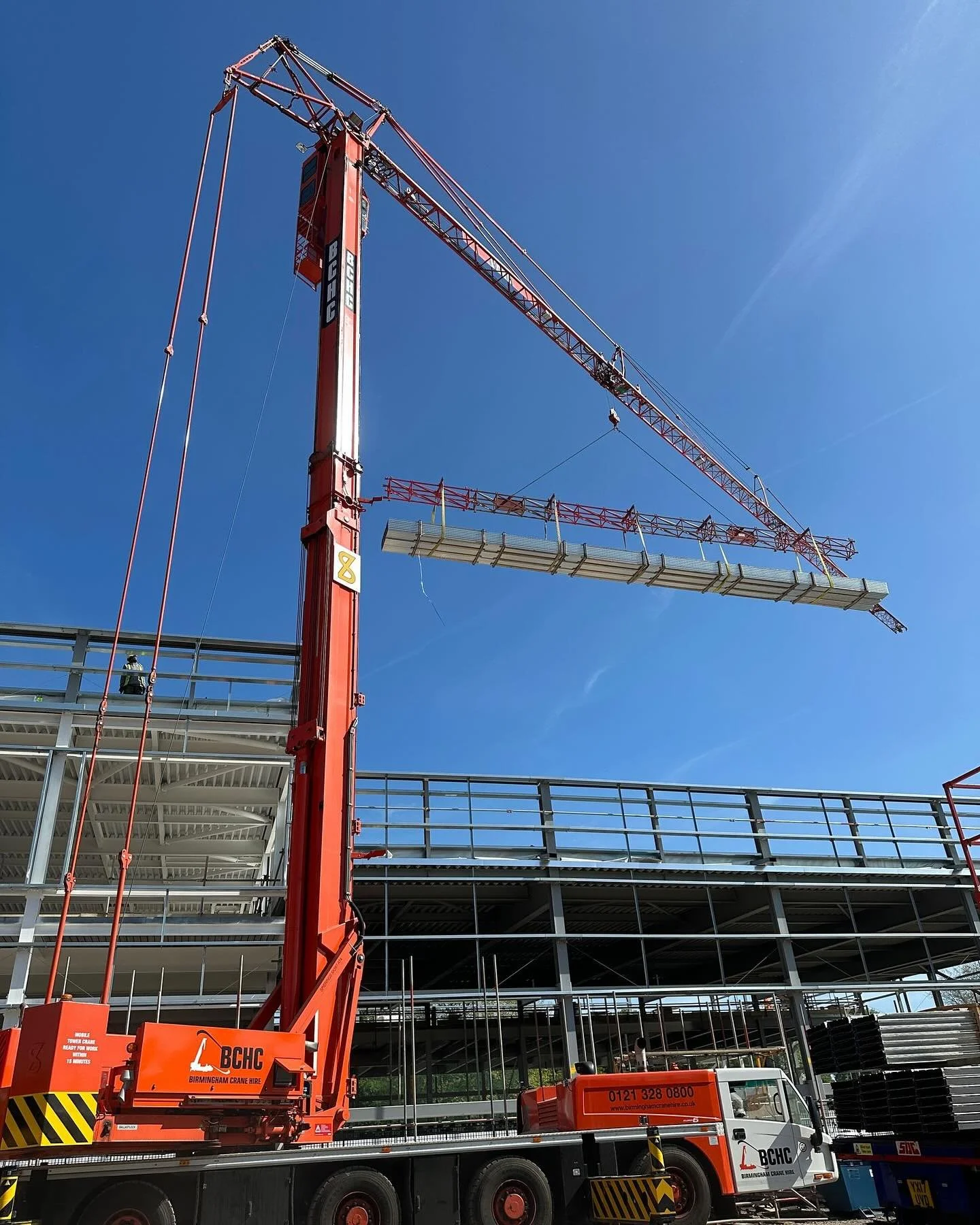 When the sun&rsquo;s out, the big guns come out! Proud to be carrying out a contract lift today for a valued customer in Bedworth, Coventry. The Spierings SK597 48-metre tower crane proved to be the perfect choice for the job &mdash; smooth, efficien