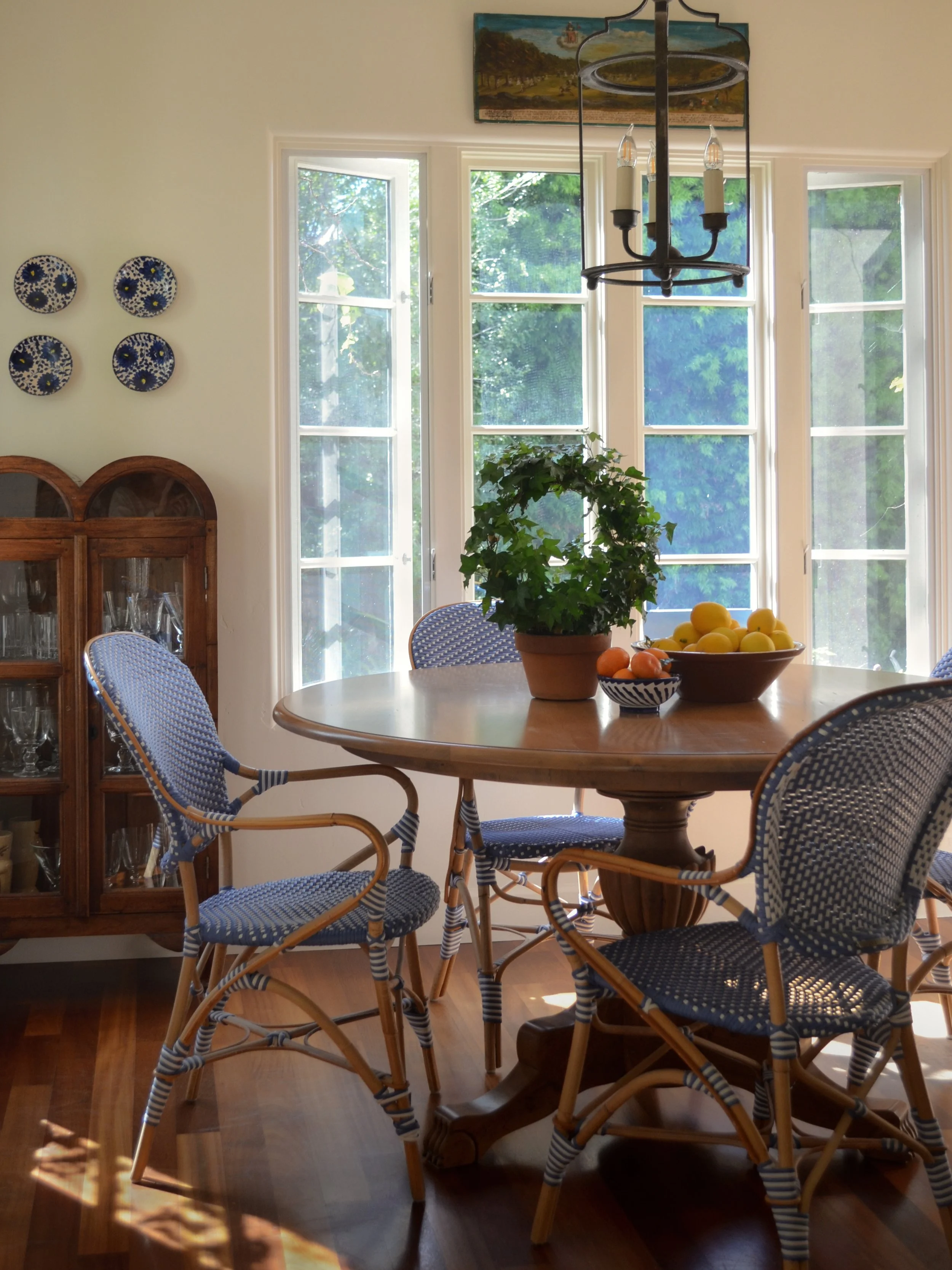 This breakfast nook is one of my favorite corners from my La Jolla project. The antique French lantern - sourced from @girardavenuemarketplace - sets the tone, while the blue bistro chairs and morning light do the rest.
Photo by @vandejuju