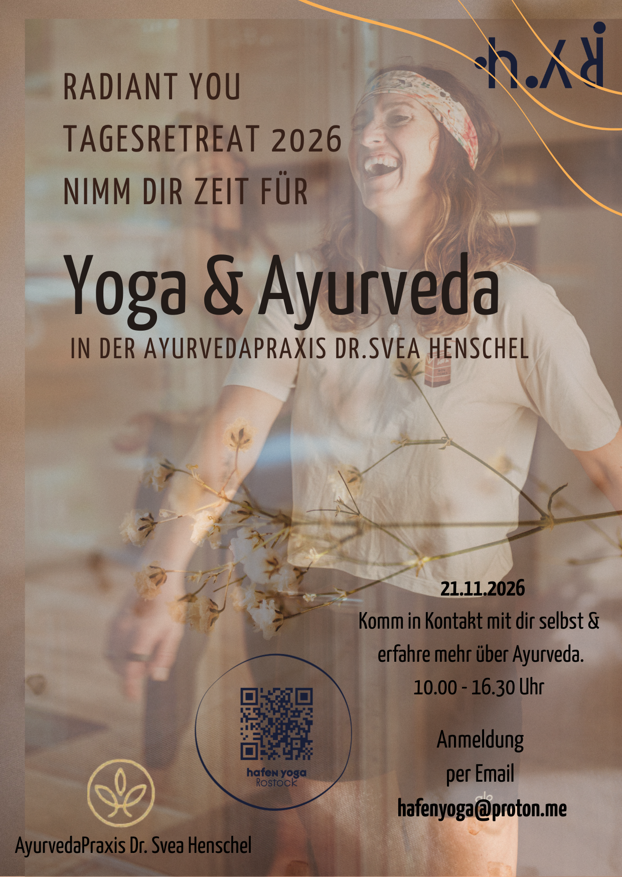 Ein Poster für eine Yoga- und Ayurveda-Veranstaltung am 21.11.2026, mit einem lachenden, glücklichen Frauenbild im Hintergrund, floralen und abstrakten Designelementen, einem QR-Code und Kontaktinformationen auf Deutsch.