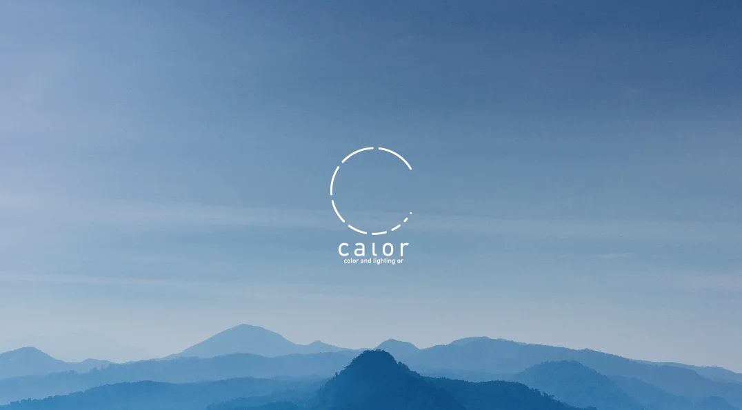 calorは〝color and lighting or〟の略で「色と光で日常を少し明るくする」をコンセプトに映像を制作している団体です。 ロゴマークはインジケーター(ロード中)と頭文字の〝C〟を取って映像制作団体らしいデザインしました。