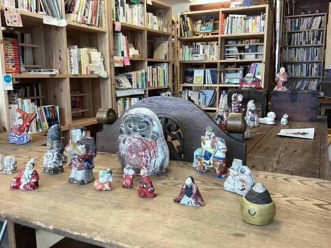 高円寺のシェア型書店「本店・本屋の実験室」にて、SOLOさんによる古道具フェア