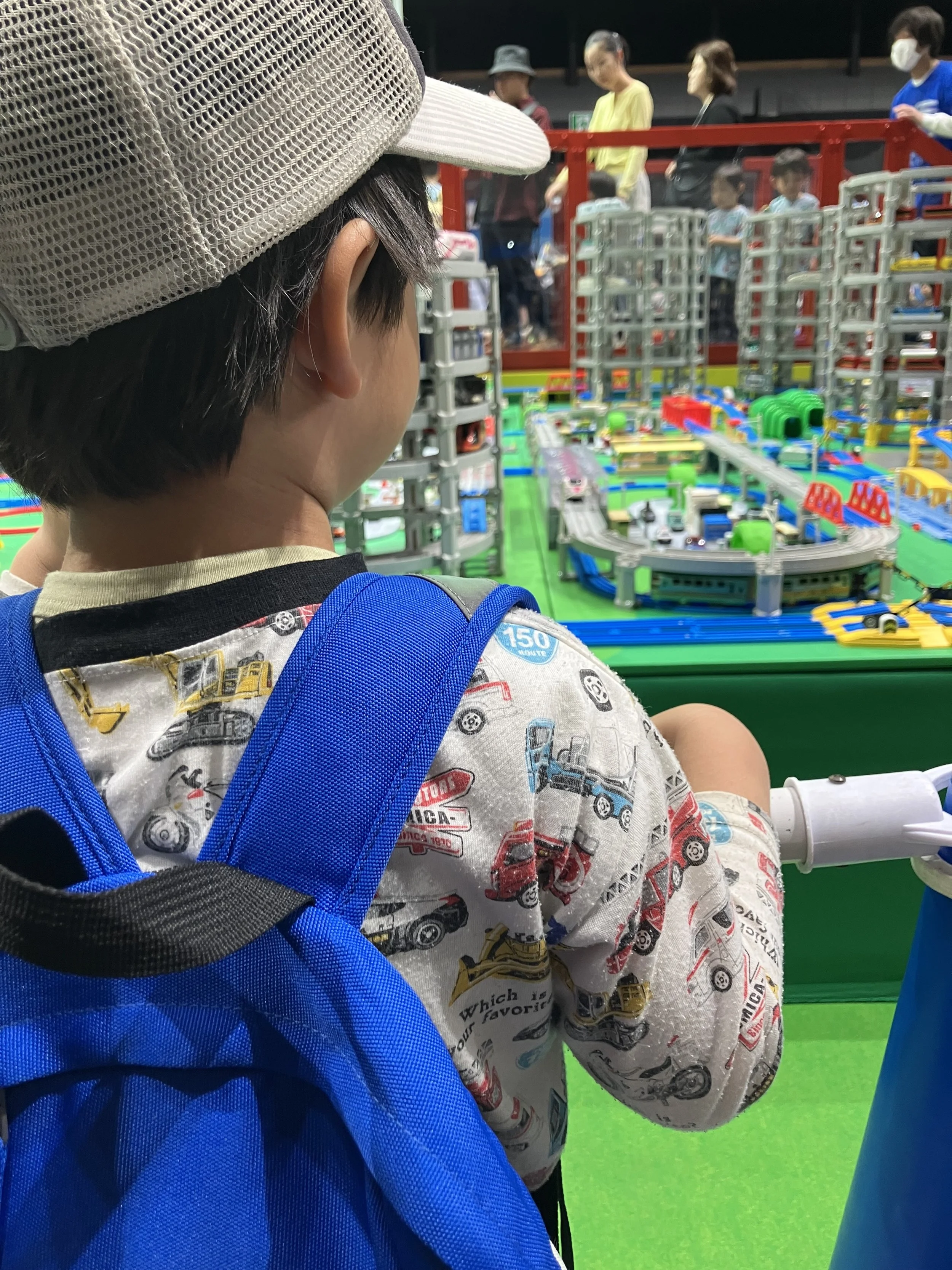 プラレール博のジオラマに見入るムスコの背中