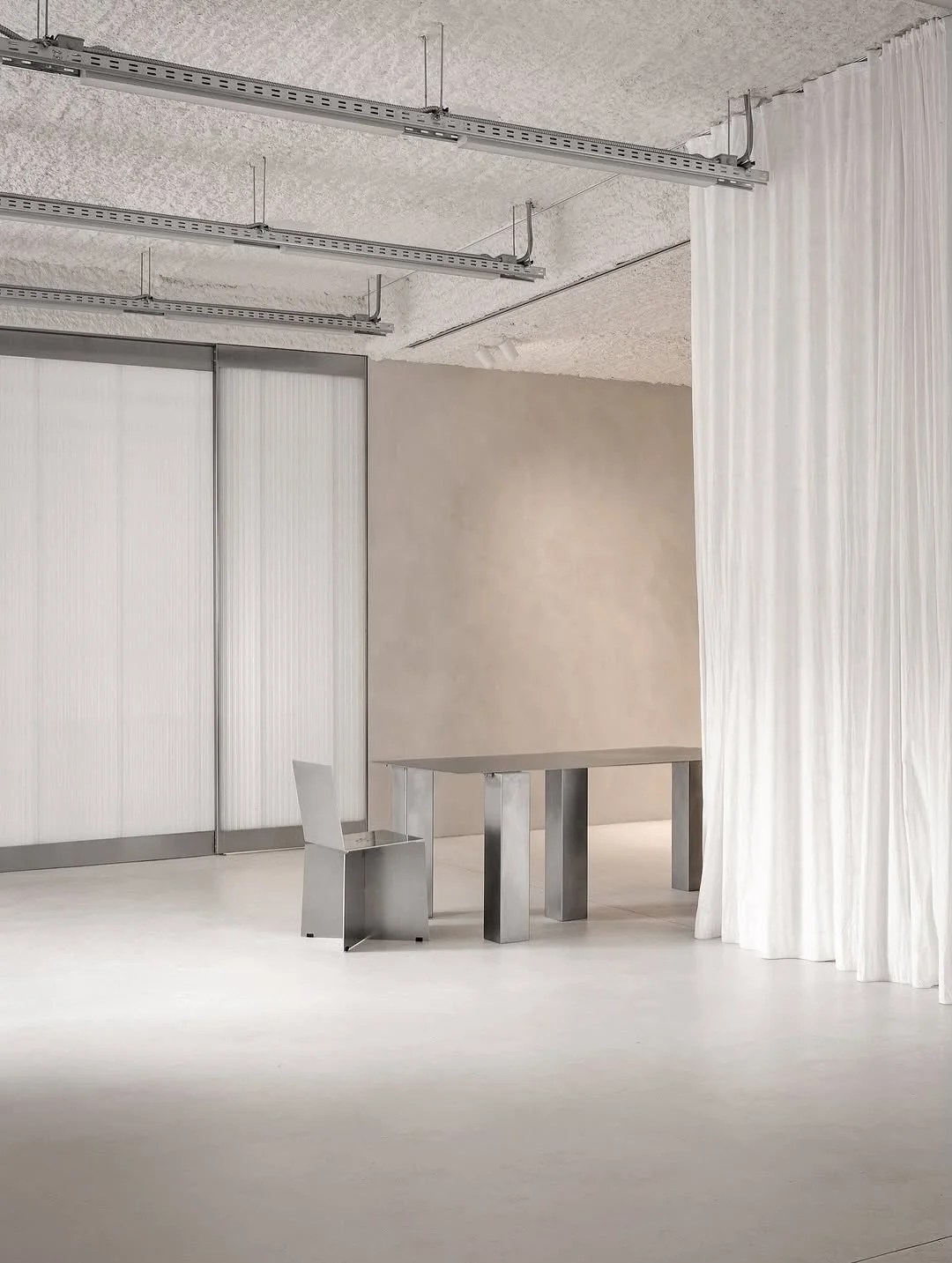 @holographik.space is a minimalist design hub located in Zagreb, Croatia.
Architecture: @studiopi.eu @non__architecture 
Photography: @inozeljak