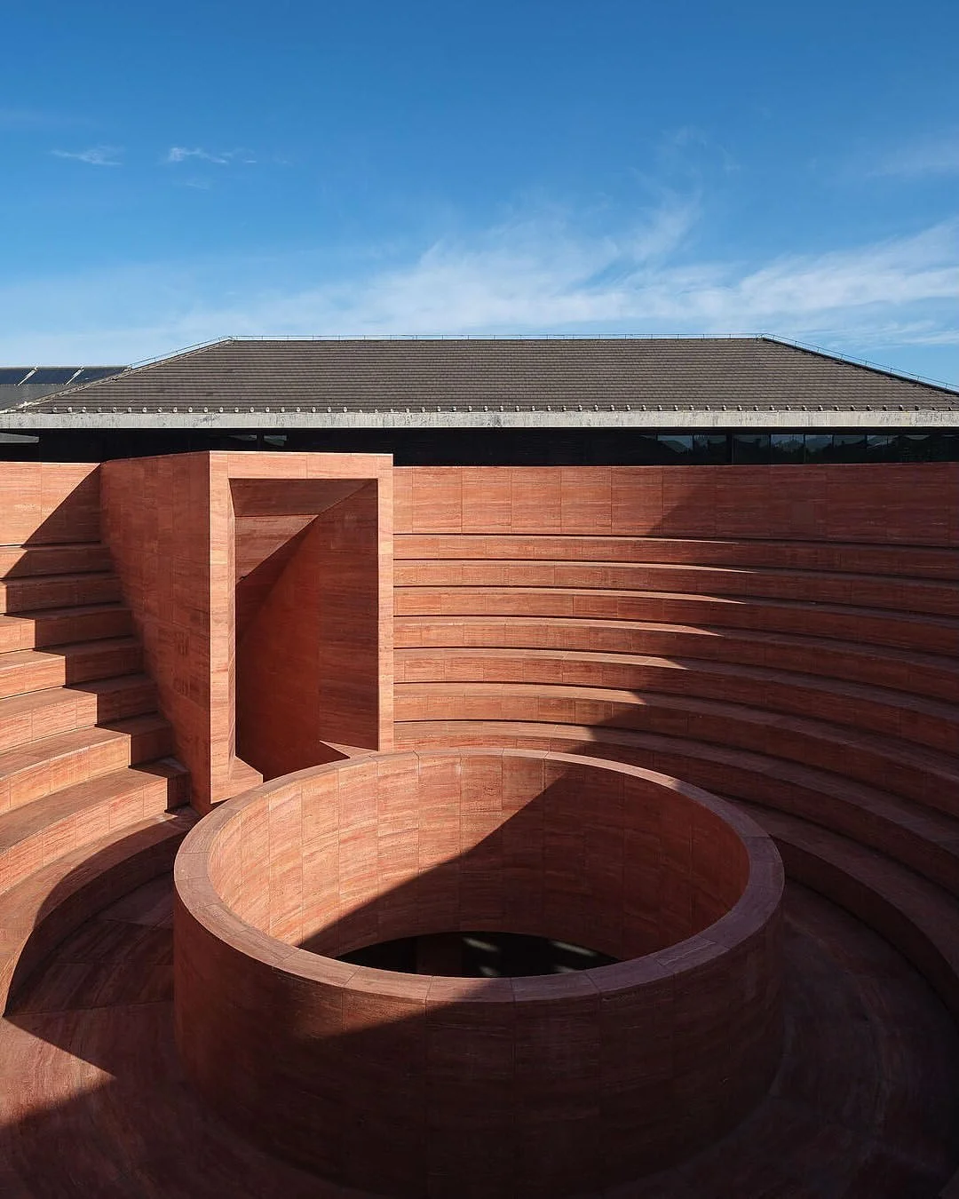 Qujiang Museum of Fine Arts Extension in Xi&rsquo;an, China designed by @neriandhu 
⁠
Photography by @zhu_runzi , Studio Fang

#museum #architecture #artmuseum #architecturephotography #visualpleasuremag