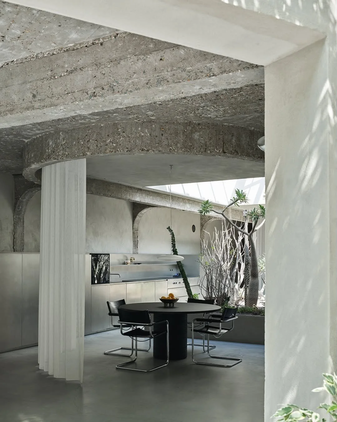 House in Gent designed by saeyfrederik

Photography @melvinkobe 

#architecture #architecturephotography #interior #interiordesign #concrete #visualpleasuremag