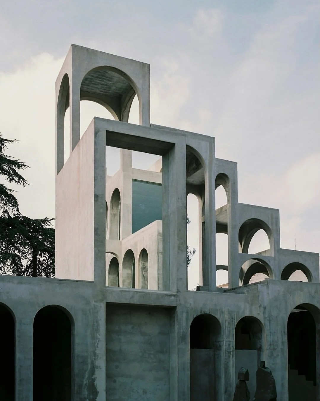 Architecture by Catalan artist Xavier Corberó
Located near Barcelona, Spain.
Photography by @salvalopez 
#architecture #xaviercorberó #architecturephotography #photography #salvalopez #visualpleasuremag