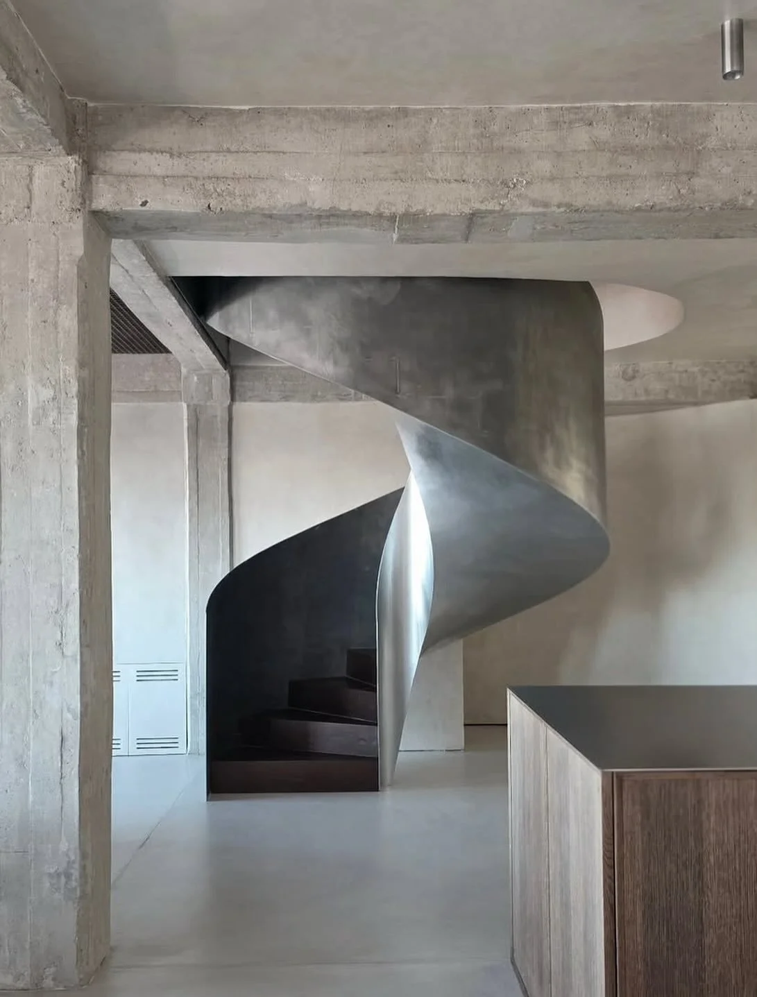 House in Madrid • Beautiful staircase in a new project by @beta0.eu.
What do you think?
#staircase #steelstaircase #steel #architecture #architecturephotography #interior #interiordesign #visualpleasuremag