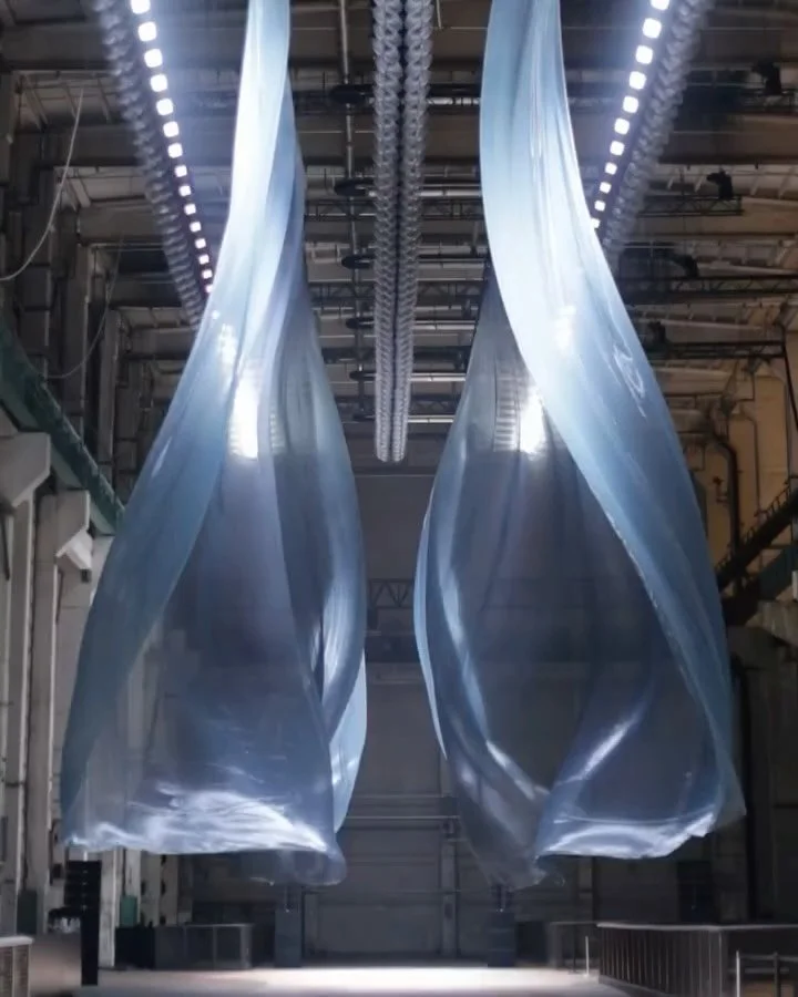 A majestic Einder / Wind in @kraftwerkberlinofficial

Creative direction @boris.acket 
Creative coding, composition @boris.acket @coreyschneider.art 
Creative Production @goddamnshina @derderder.cc @luizaguidi 

#installationart #art #visualpleasurem