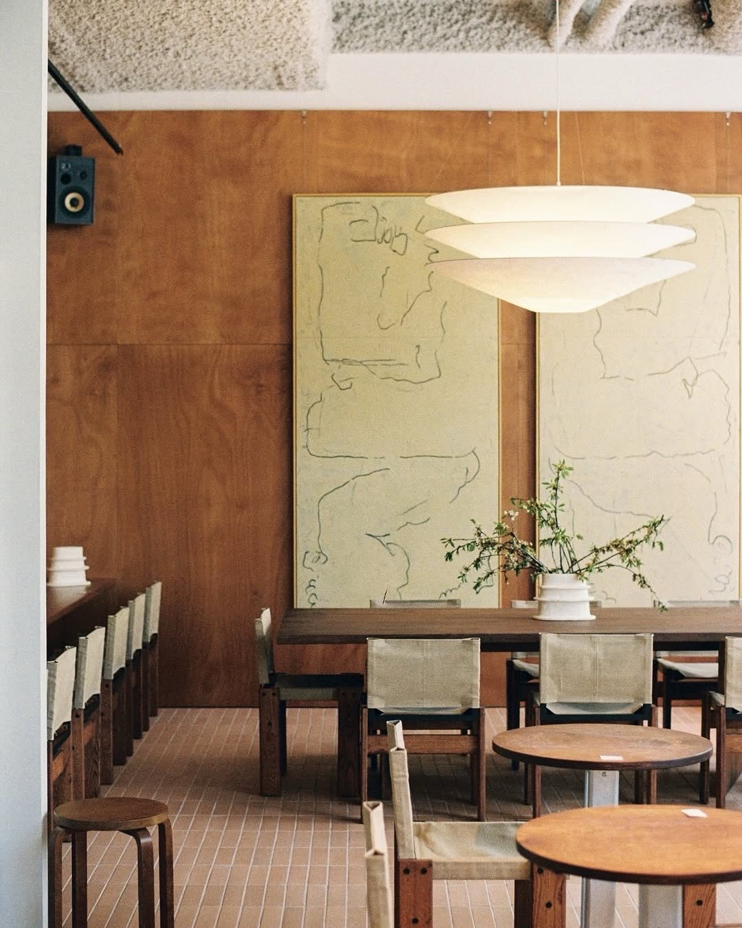 @bleubrussels caf&eacute;, located in Brussels, Belgium.
Designed by @ioliecoufo 
Photography by @ad.maurice 
⁠
#cafedesign #bleubrussels #visualpleasuremag