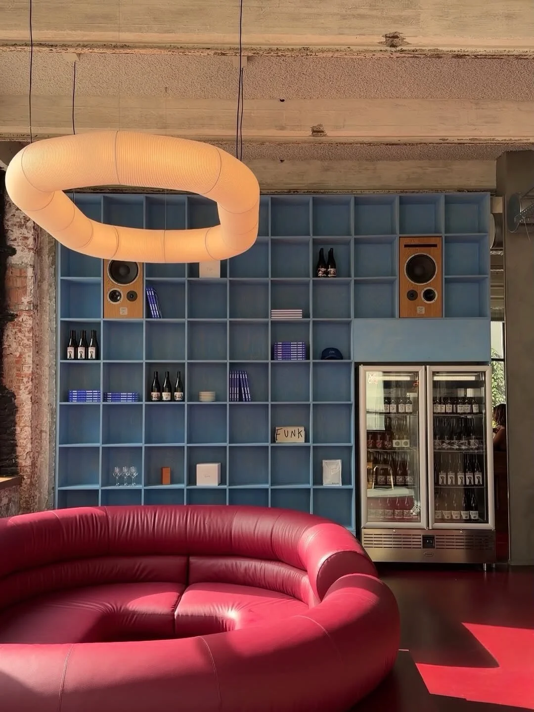 The new @bakkerijfunk bakery in Antwerp, Belgium.

Via @bakkerijfunk 

#antwerp #bakerydesign #visualpleasuremag