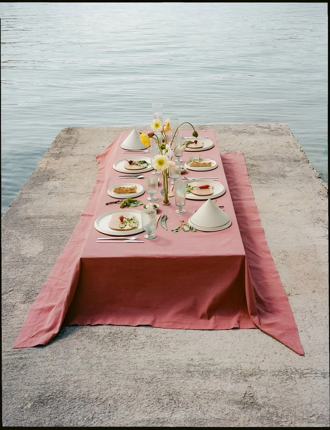 Work by @serra_flowers &amp; @luciabedia for @fermliving

Photography by @ceciliarenard 

#fermliving #photography #visualpleasuremag